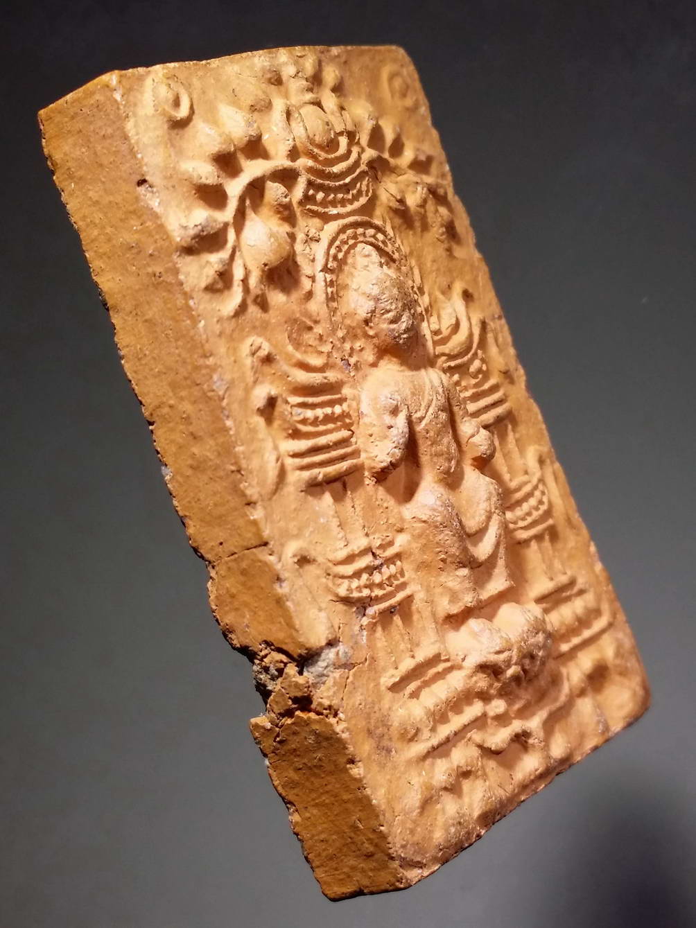 รหัสสินค้า พระไม่ทราบที่ 220 พระเนื้อดินเผา พระพุทธปางปาฏิหาริย์ หลังเรียบ ไม่ทราบที่ พระรายการนี้ให้เช่าบูชาแล้ว