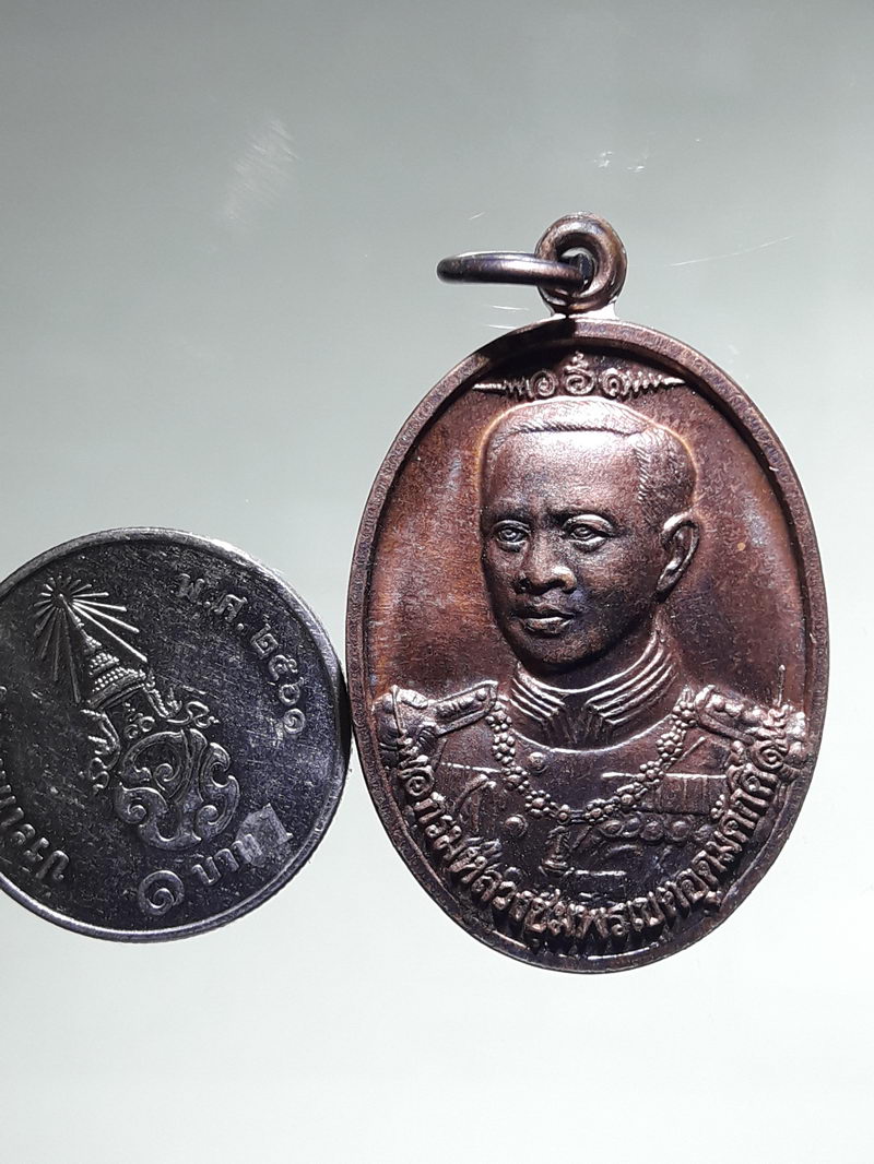 รหัสสินค้า พระมหากษัตริย์ และบุคคลสำคัญ 394 เหรียญกรมหลวงชุมพรฯ หลังหลวงปู่ศุข วัดปากคลองมะขามเฒ่า ออกวัดช่องลม จังหวัดประจวบคีรีขันธ์ สร้างปี 2556 สภาพสวยมาก