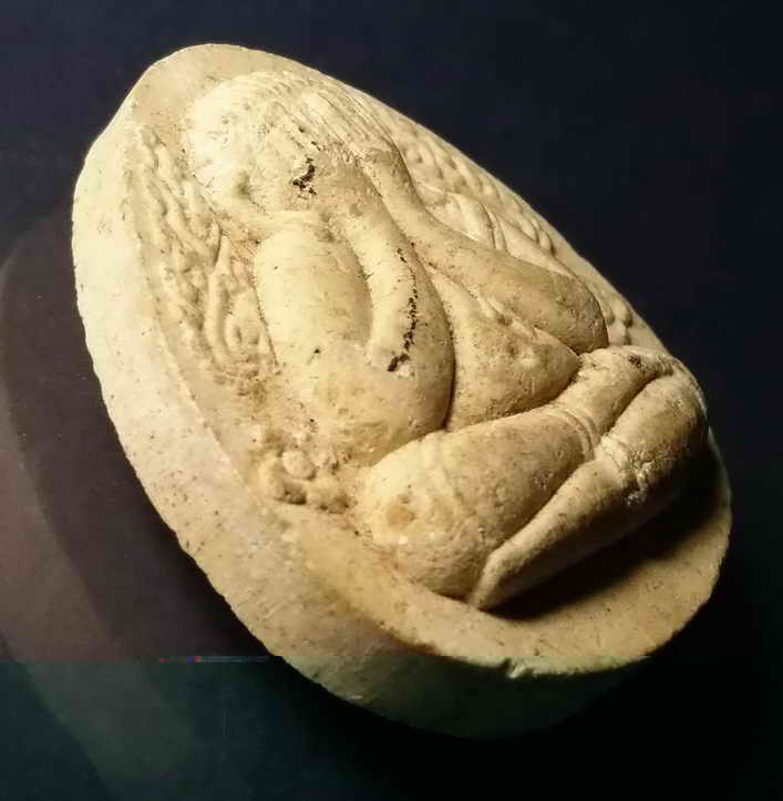 รหัสสินค้า ปัตตานี 009 พระปิดตาเนื้อผง หลวงปู่ทวด วัดช้างให้ จังหวัดปัตตานี สร้างปี 2538 ที่ระลึกเฉลิมพระเกียรติครองราช 50 พรรษา พระรายการนี้ให้เช่าบูชาแล้ว