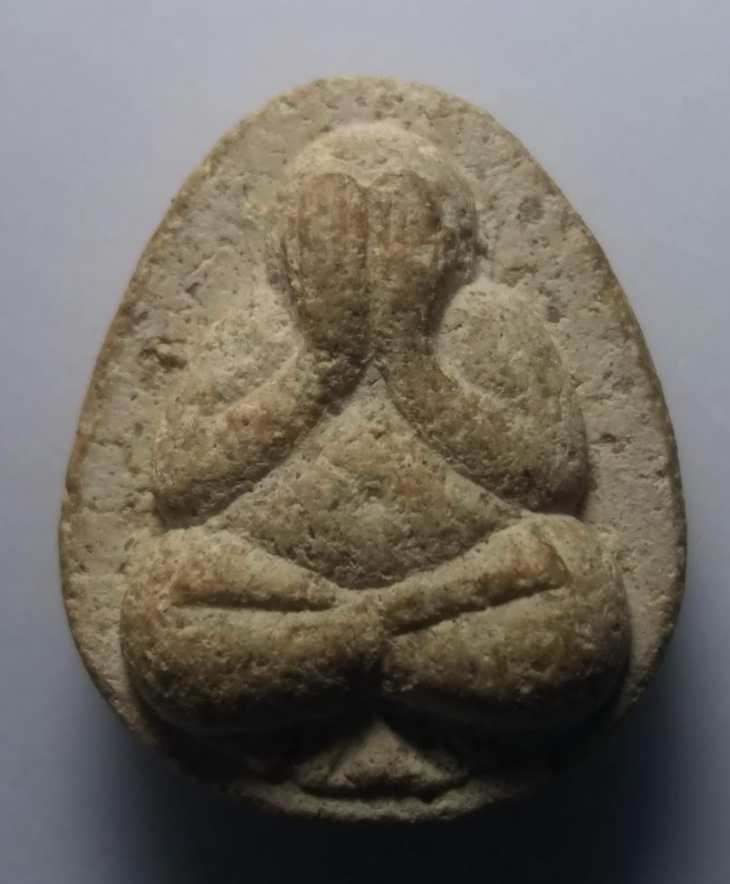 รหัสสินค้า พระปิดตา ทั่วไป 095 พระปิดตาเนื้อผง หลวงพ่อแดง วัดอินทาราม จ.สมุทรสงคราม รุ่นรวยล้นเหลือ พิมพ์เล็ก