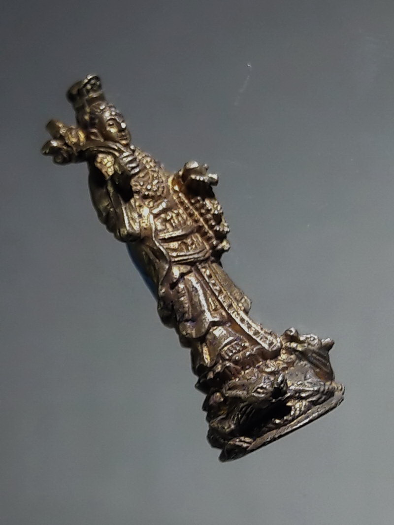 Antig FB 12769 รูปหล่อพระโพธิสัตว์เจ้าแม่กวนอิม ปางขี่มังกร ประพรมน้ำมนต์ องค์เล็ก เนื้อทองสตางค์ ไม่ทราบสำนัก งานเก่าน่าสะสม