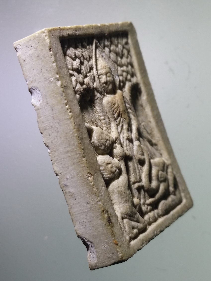 รหัสสินค้า พระไม่ทราบที่ 563 พระพุทธเนื้อผงปางป่าเลไลย์ ด้านหลังมีชื่อย่อวัด ว.ต. ไม่ทราบที่