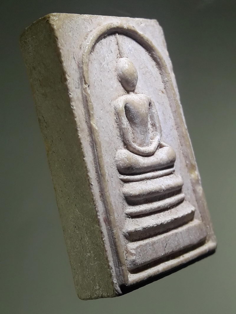 รหัสสินค้า พระเนื้อดิน ผง ว่าน 10501 พระสมเด็จเนื้อผงน้ำมัน หลังรูปเหมือนหลวงพ่อแพ วัดพิกุลทอง จังหวัดสิงห์บุรี ไม่ทราบปีที่สร้าง