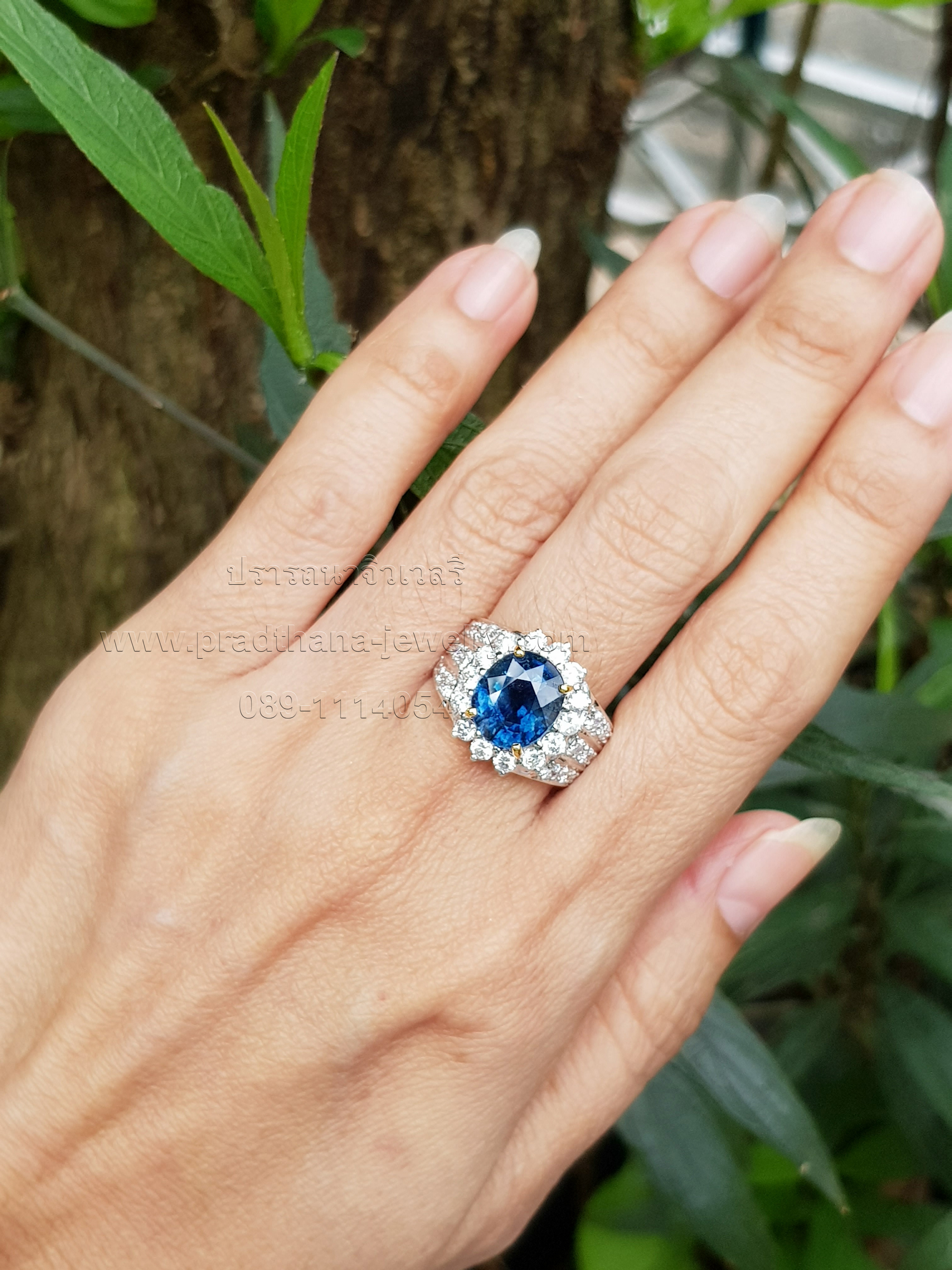 แหวนไพลินประดับเพชร