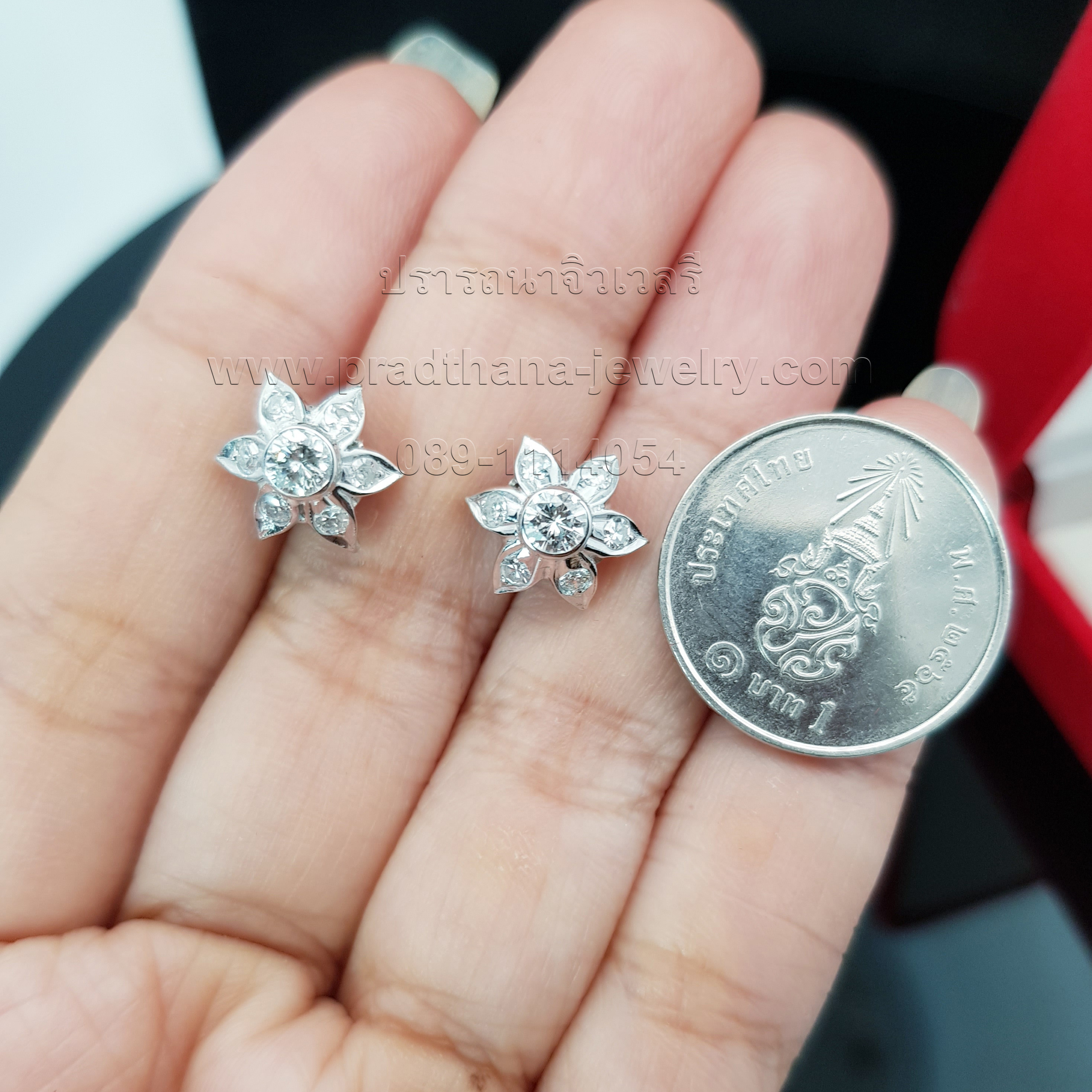 ต่างหูดอกไม้เพชร