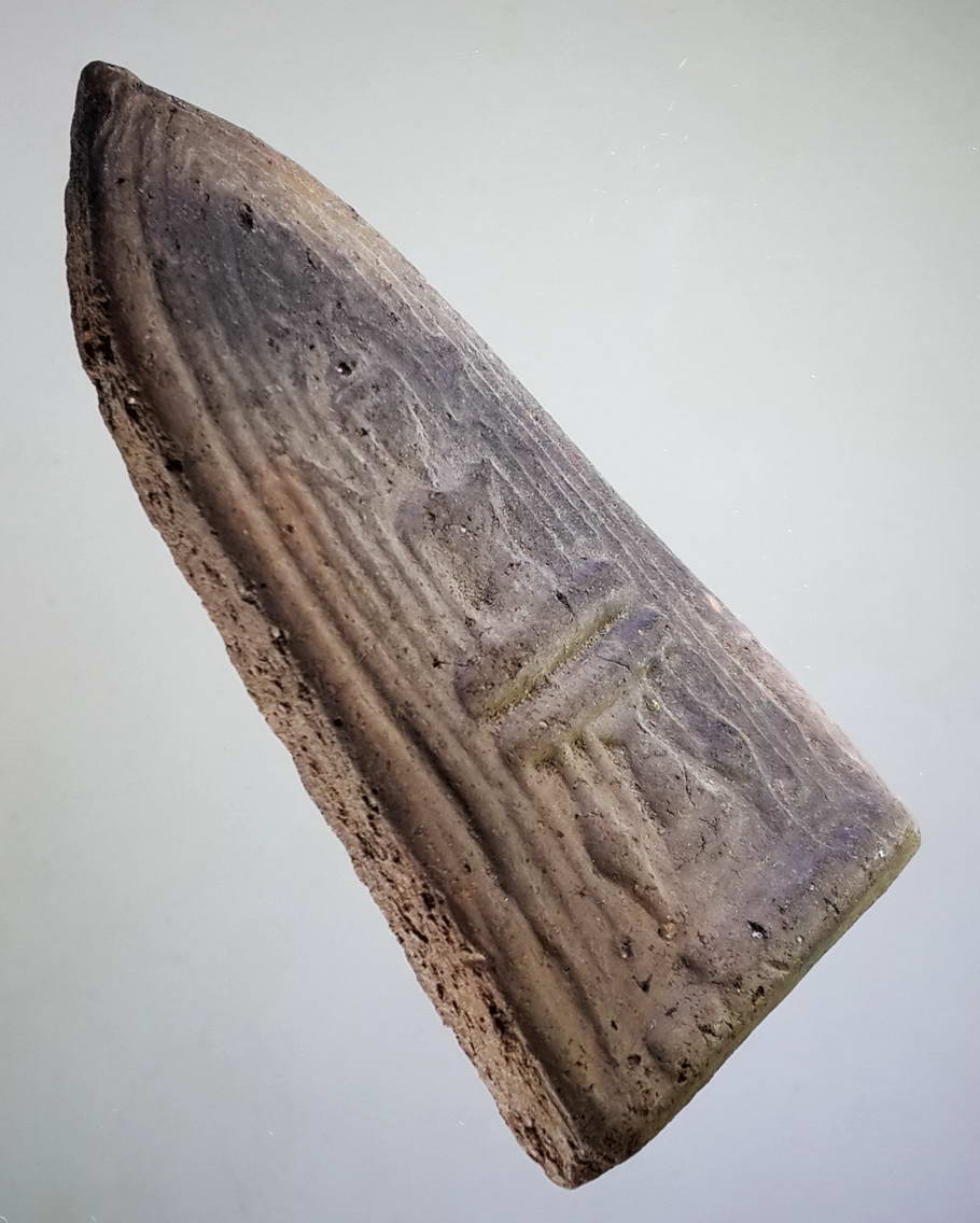 รหัสสินค้า พระไม่ทราบที่ 359 พระพุทธเนื้อดินเผา พิมพ์คล้ายพระโคนสมอ ด้านหลัง มีอุณาโลม ไม่ทราบที่