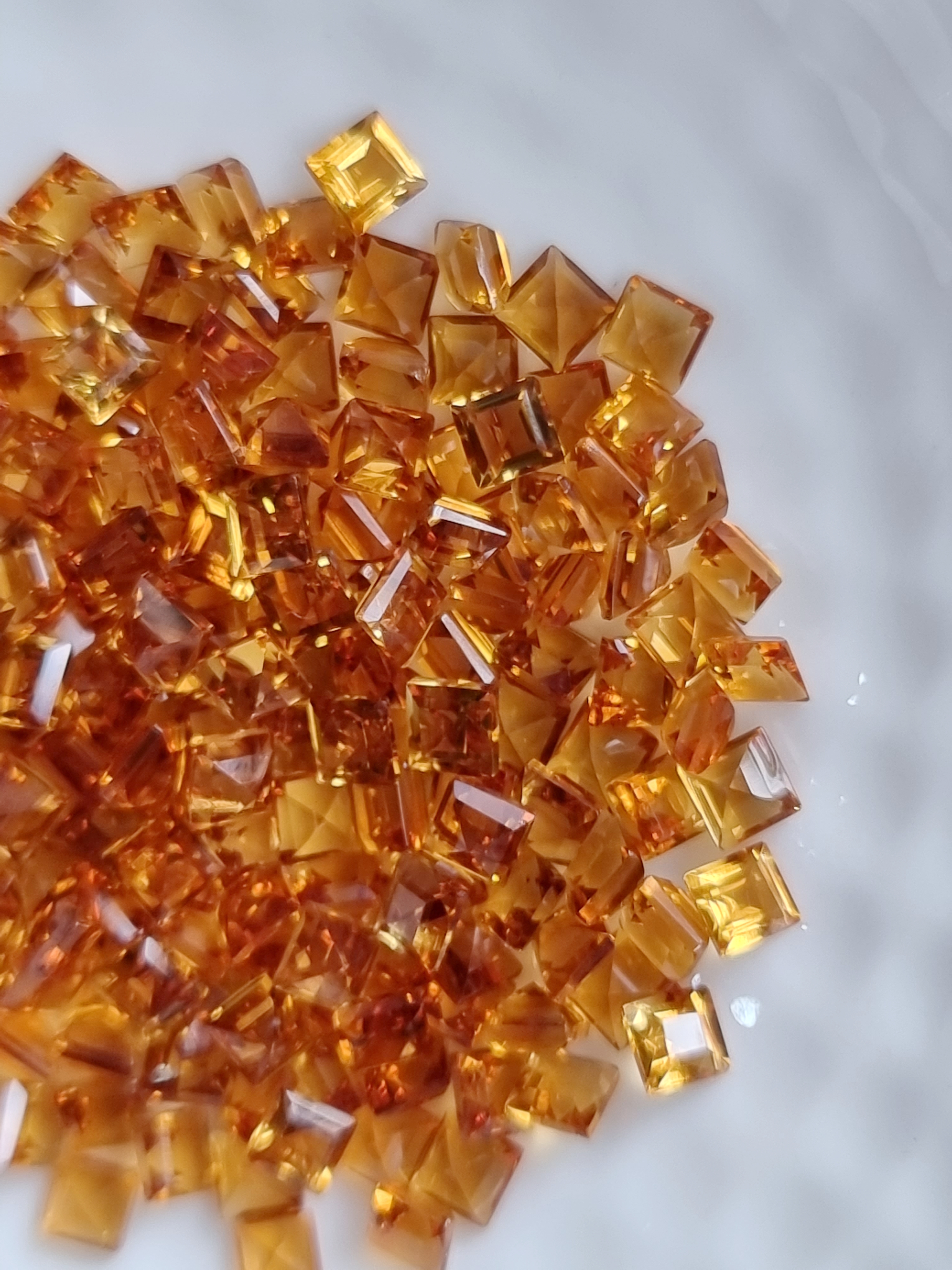 ซิทรินสี่เหลี่ยมเข้ม 3x3 mm. 5 กะรัต