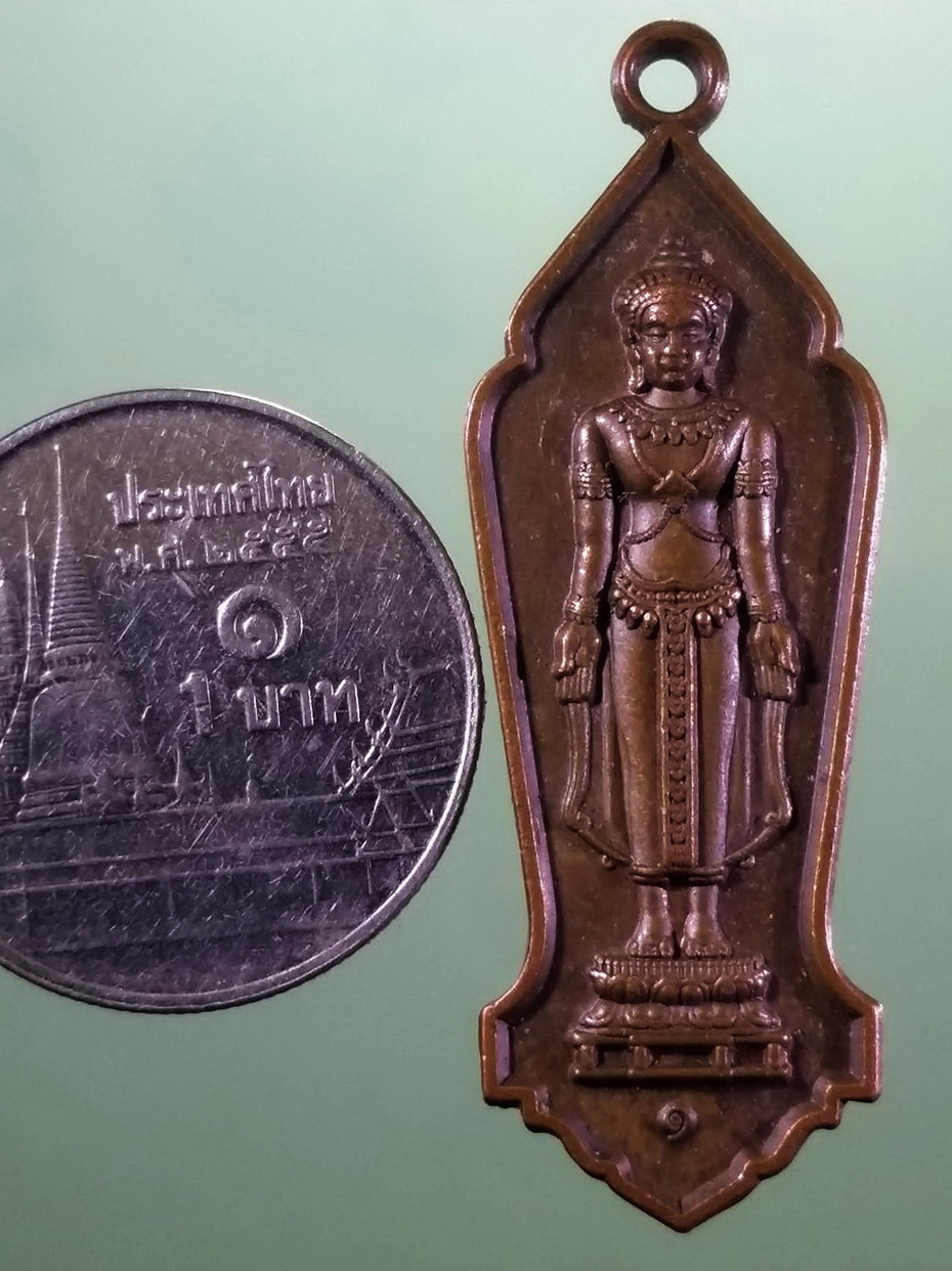 รหัสสินค้า เหรียญพระพุทธ 4243 เหรียญที่ระลึกพิธีเททองพระร่วงเปิดโลก วัดราชาธิวาส กรุงเทพฯ สร้างปี 2560 ขนาดเทียบกับเหรียญบาท