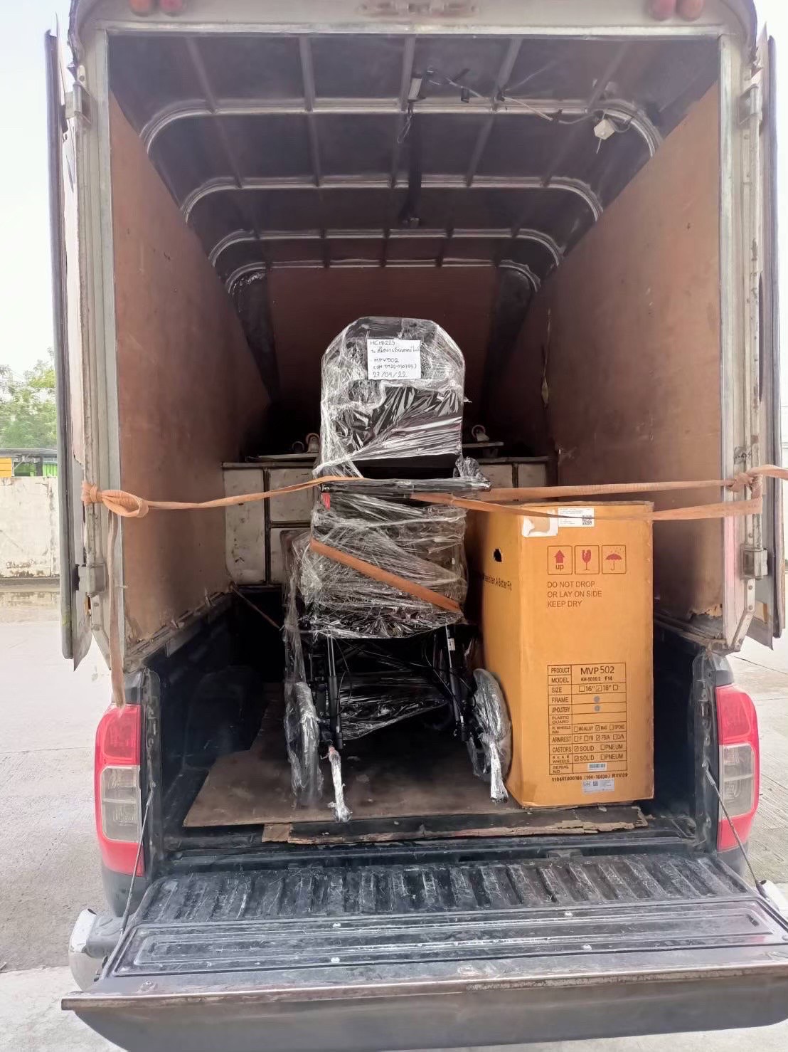 รถเข็นปรับเอนนอนได้ อลูมินัมอัลลอยด์คาร์ม่า รุ่น MVP502 (WheelChair KARMA MVP 502) ปรับเอนนอนได้ 170 องศา ที่วางแขนยกเปิดได้ โครงพักเท้ายืดตรงได้ พับเก็บได้ + แถมฟรี สายคาดลำตัวกันตก ของแท้ รับประกันศูนย์ไทย 5 ปี รุ่น TOP (Best Seller)