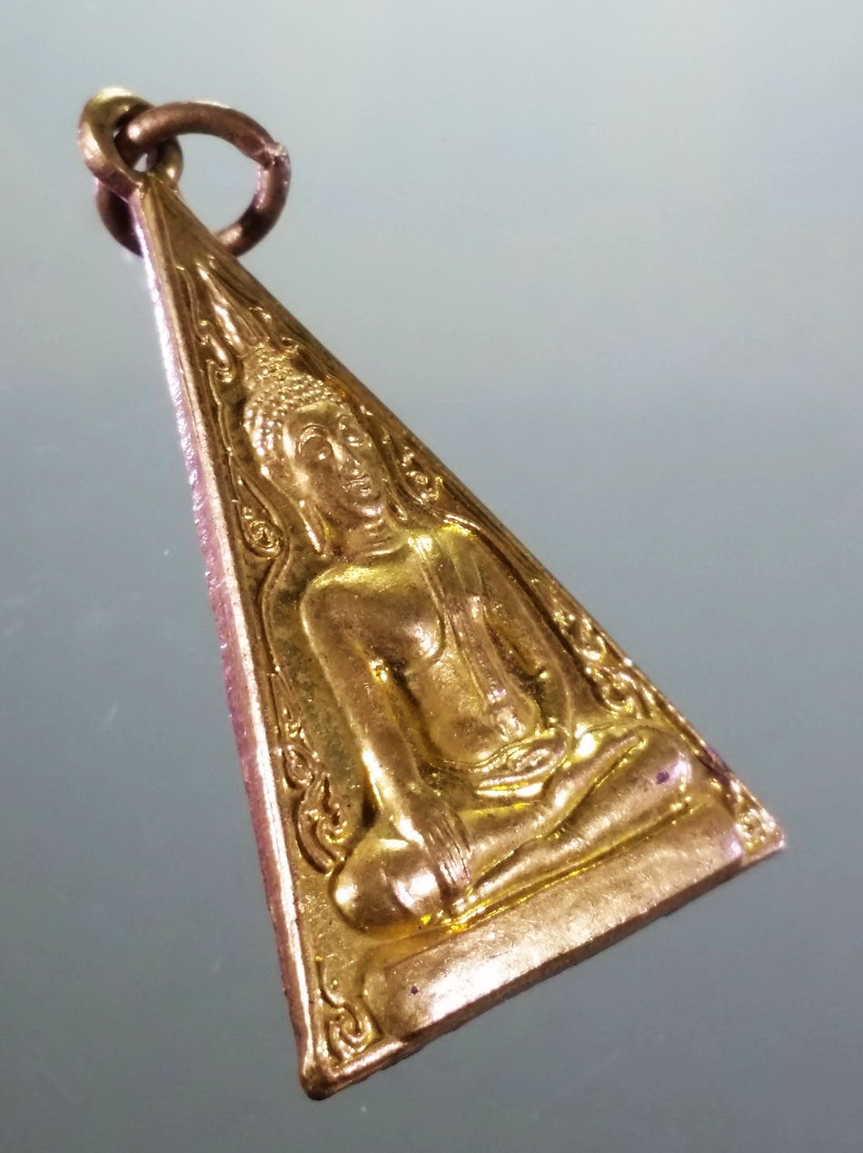 รหัสสินค้า เหรียญพระพุทธ 4207 เหรียญสามเหลี่ยม เนื้อทองสตางค์ หลวงพ่อพุทธมงคลศักดิ์สิทธิ์ วัดสังกัดรัตนคีรี อำเภอเมือง จังหวัดอุทัยธานี ขนาดเทียบกับเหรียญบาท