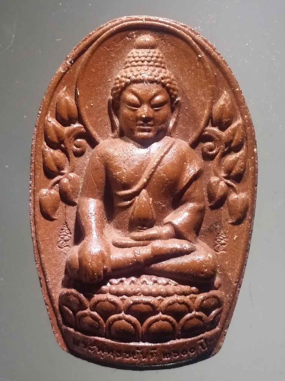 รหัสสินค้า พระเนื้อดิน เนื้อผง เนื้อว่าน 10128 พระพุทธชยันตี 2600 ปี วัดสันติธรรม จังหวัดเชียงใหม่ เนื้อผงสีน้ำตาล พิมพ์พระกริ่ง ( สีขาวที่จมูกเป็นเม็ดมวลสารนะครับ )