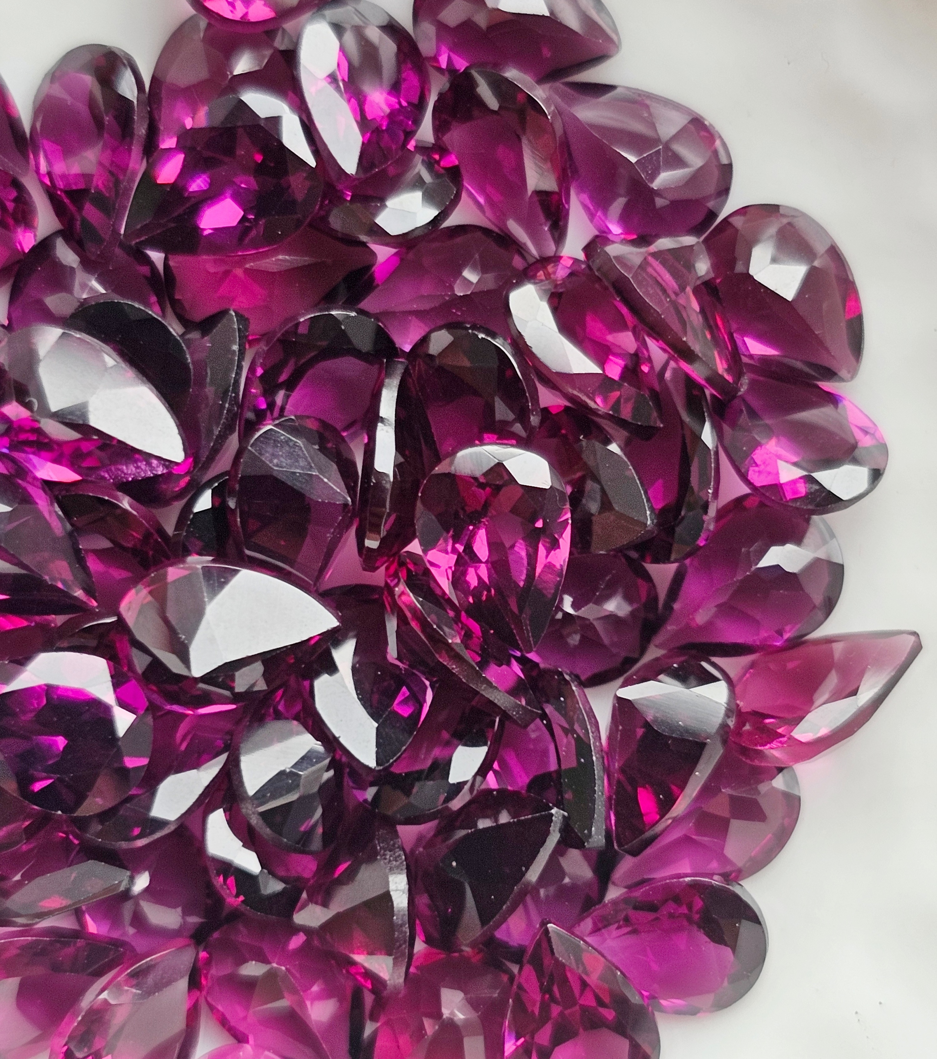 พลอยโรโดไลท์หยดน้ำ 7x5mm. 5 กะรัต