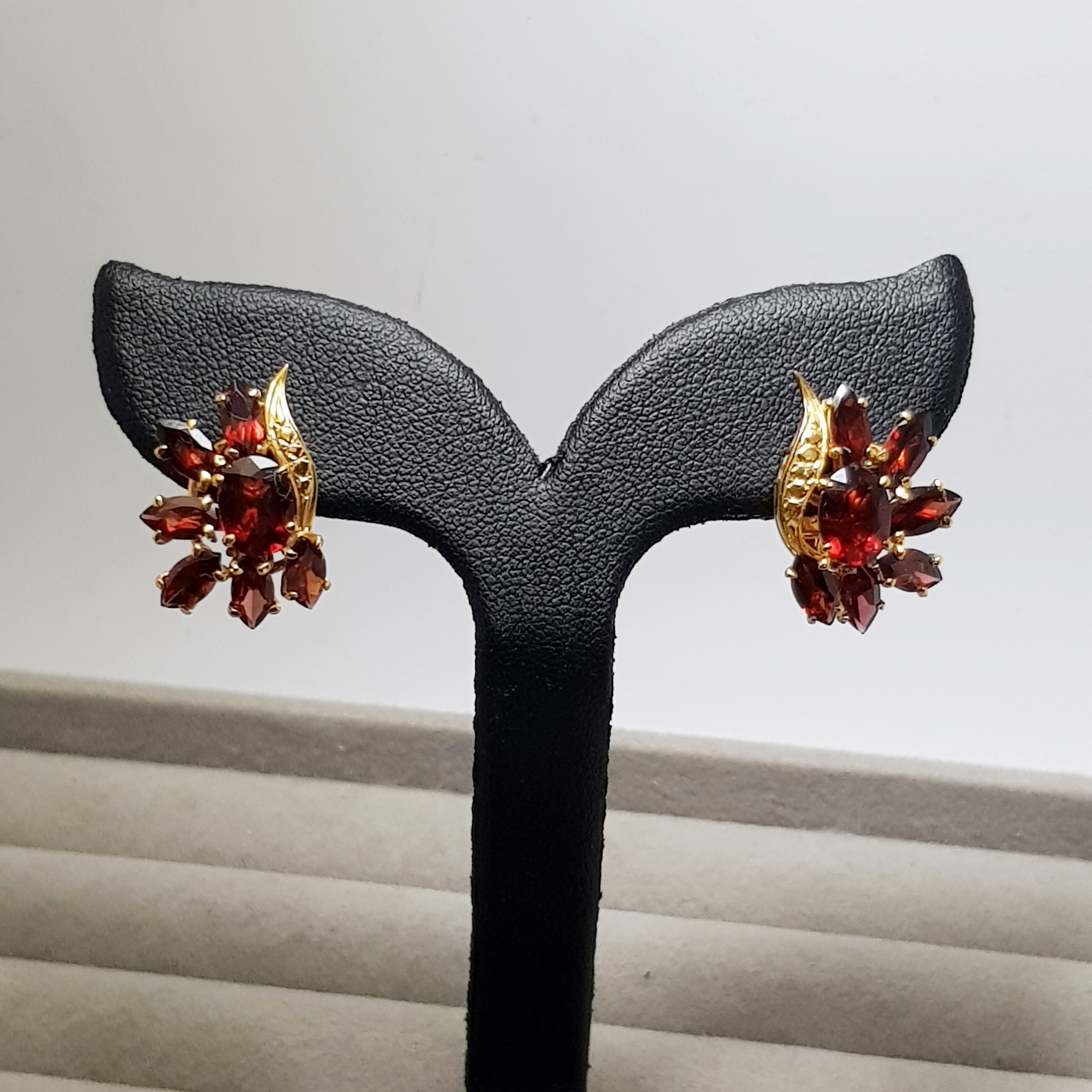 ต่างหูโกเมนลายช่อดอกไม้ **ขายแล้ว**