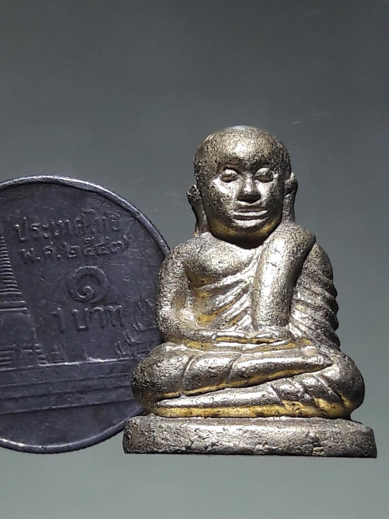 รหัสสินค้า พระมีกล่อง 253 รูปหล่อหลวงพ่อเงิน วัดบางคลาน ออกวัดวิจิตราราม จังหวัดพิจิตร สร้างปี 2558 รุ่นเศรษฐีใหม่ ตอกโค๊ตใต้ฐาน ขนาดเทียบกับเหรียญบาท กล่องเดิม