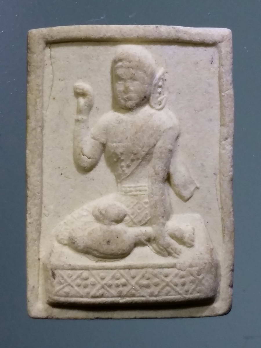 รหัสสินค้า พระไม่ทราบที่ 475 แม่นางกวักเนื้อผง หลังยันต์ ตาราง อักขระขอมล้านนา ไม่ทราบที่