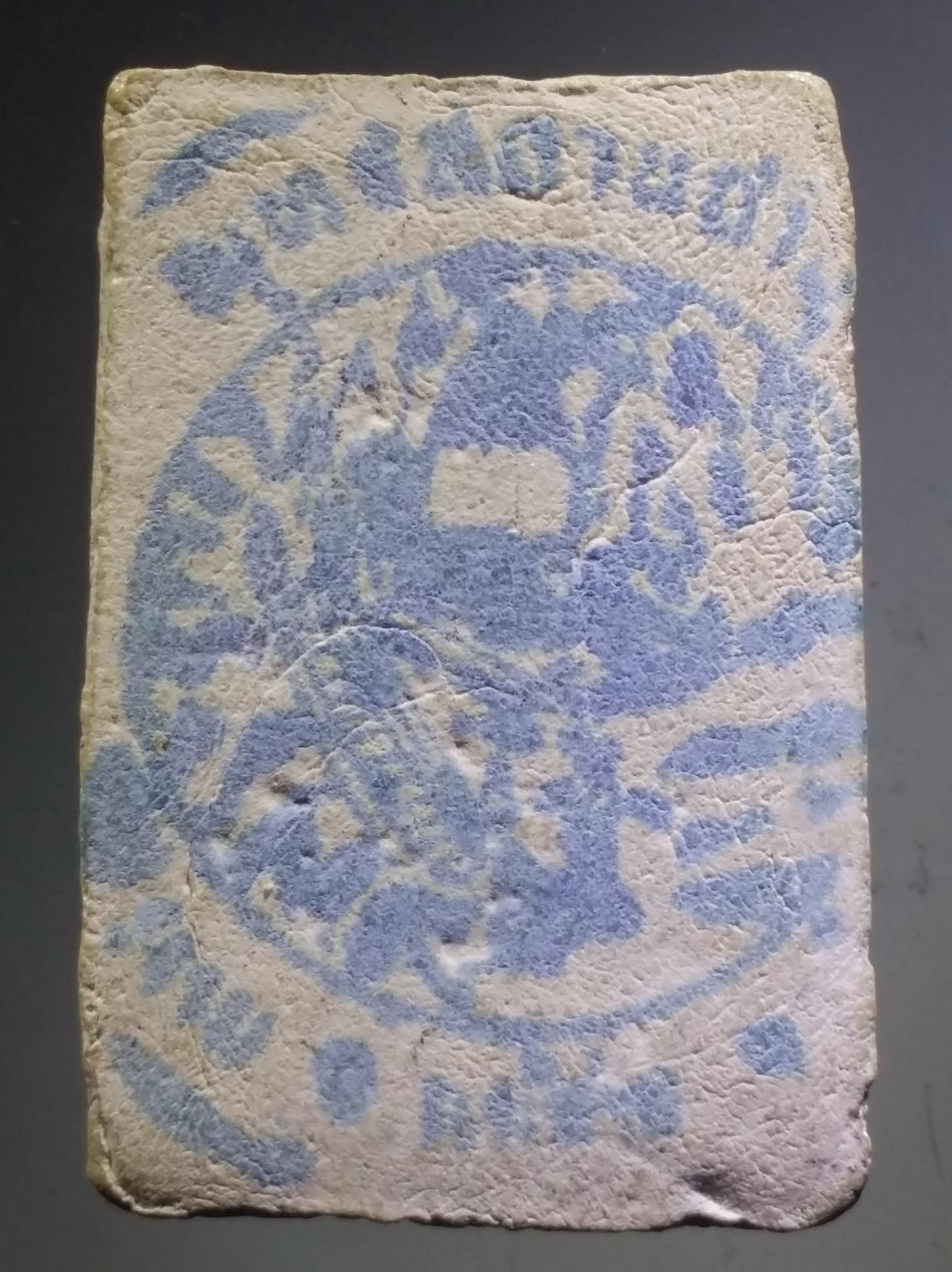 รหัสสินค้า พระสมเด็จ วัดต่างๆ 1138 พระสมเด็จ เนื้อผง ปั๊มตรายาง ด้านหลังเขียนว่า พุทธสถานถ้ำ ตัวอักษรต่อจากนี้ มองไม่เห็น ไม่ทราบที่