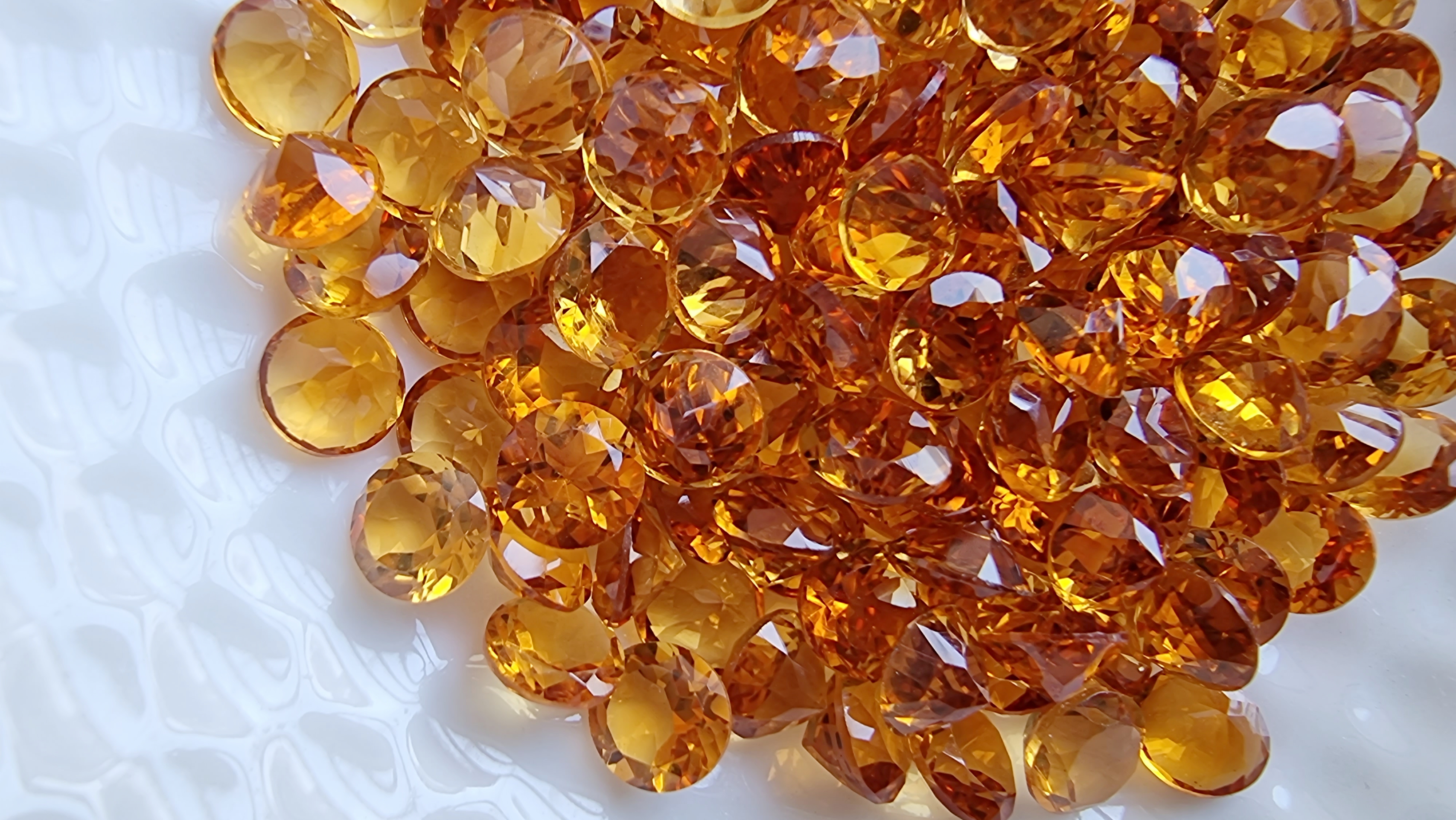 ซิทรินกลมเจียรเหลี่ยมเข้ม 5.0mm. 5 กะรัต