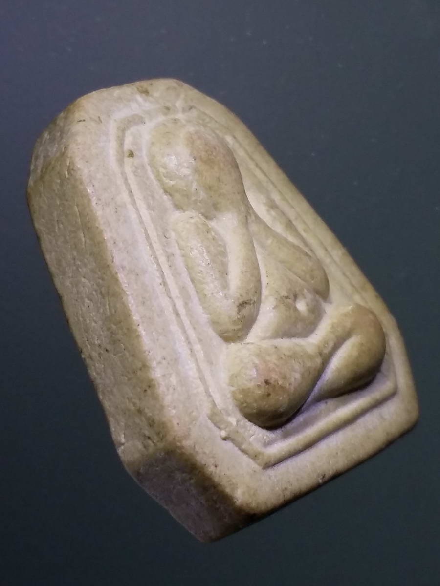 รหัสสินค้า พระไม่ทราบที่ 464 พระปิดตาเนื้อผงพิมพ์แปดเหลี่ยม หลังยันต์นะ ไม่ทราบที่