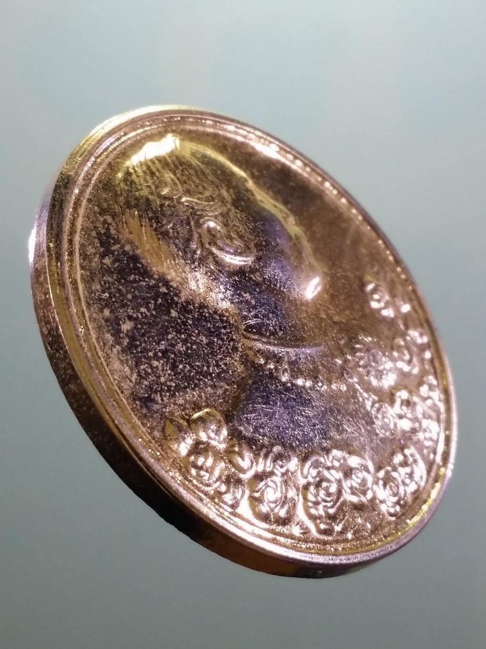 รหัสสินค้า พระมหากษัตริย์ และบุคคลสำคัญ 384 เหรียญกะไหล่ทอง รัชกาลที่ 5 หลัง พระพุทธชินราช วัดพระศรีรัตนมหาธาตุ จ.พิษณุโลก ไม่ทราบปีที่สร้าง ขนาดเทียบกับเหรียญบาท