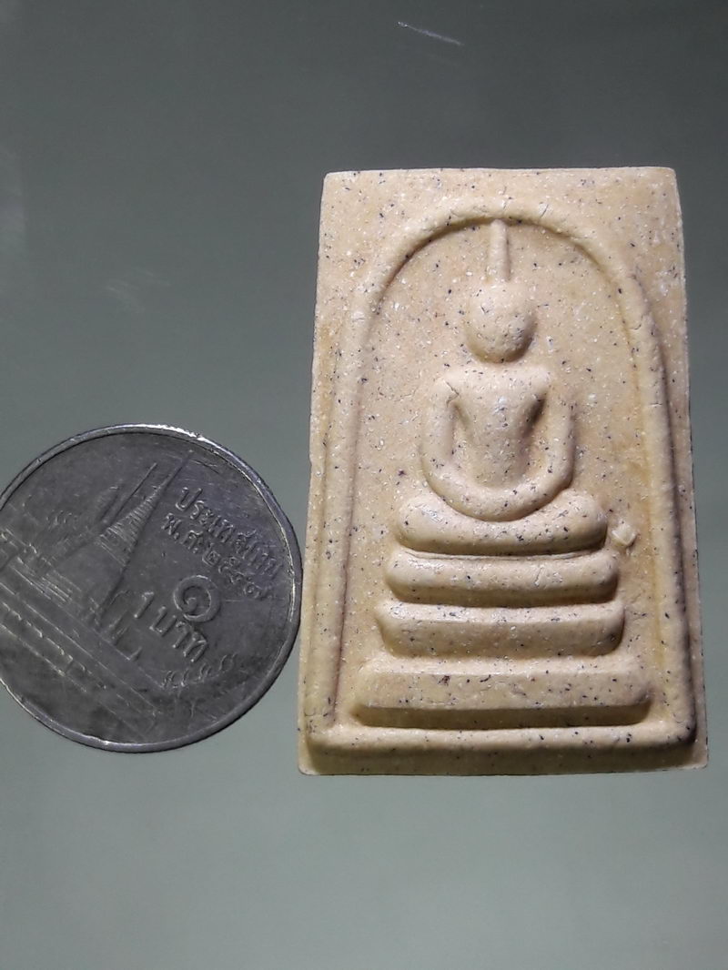 รหัสสินค้า พระมีกล่อง 213 พระสมเด็จ รุ่นบรรจุกรุ วัดอัมพุวราราม จังหวัดปทุมธานี จักรพรรดิพระเครื่องแห่งสยามประเทศ ขนาดเทียบกับเหรียญบาท พระสวยกล่องเดิม