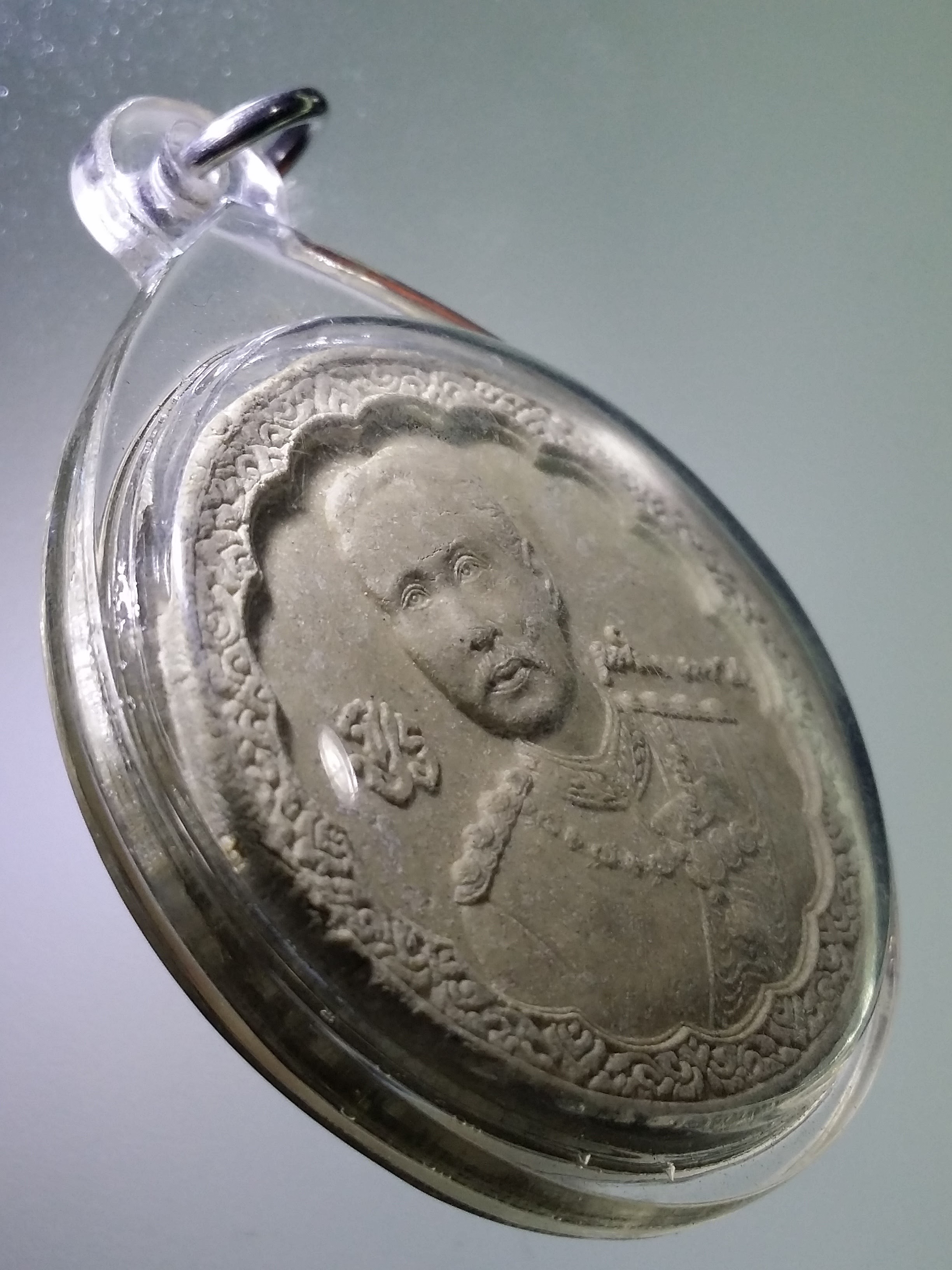 Antig LSD 063 พระบรมสาทิสลักษณ์เนื้อผงพระจุลจอมเกล้าเจ้าอยู่หัวรัชกาลที่ 5 วัดบรมวงศ์ฯ จังหวัดพระนครศรีอยุธยา พระรายการนี้ให้เช่าบูชาแล้ว