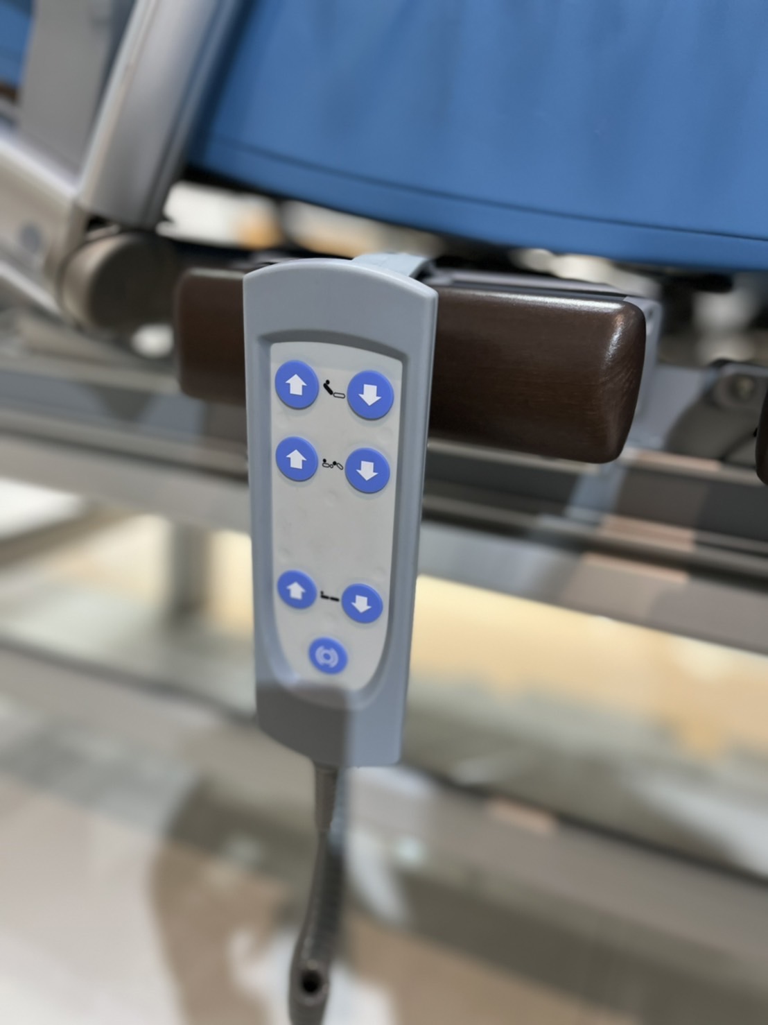 เตียงผู้สูงอายุปรับไฟฟ้าแบรนด์ Volker Bed รุ่น 3080MA จากประเทศเยอรมนี + แถมพิเศษ ที่นอนป้องกันแผลกดทับ HP Blue จากเยอรมนี + ชุดผ้าปูที่นอน + ผ้ายาง + เก้าอี้นั่งอาบน้ำ + ไม้เท้า (รุ่น TOP)