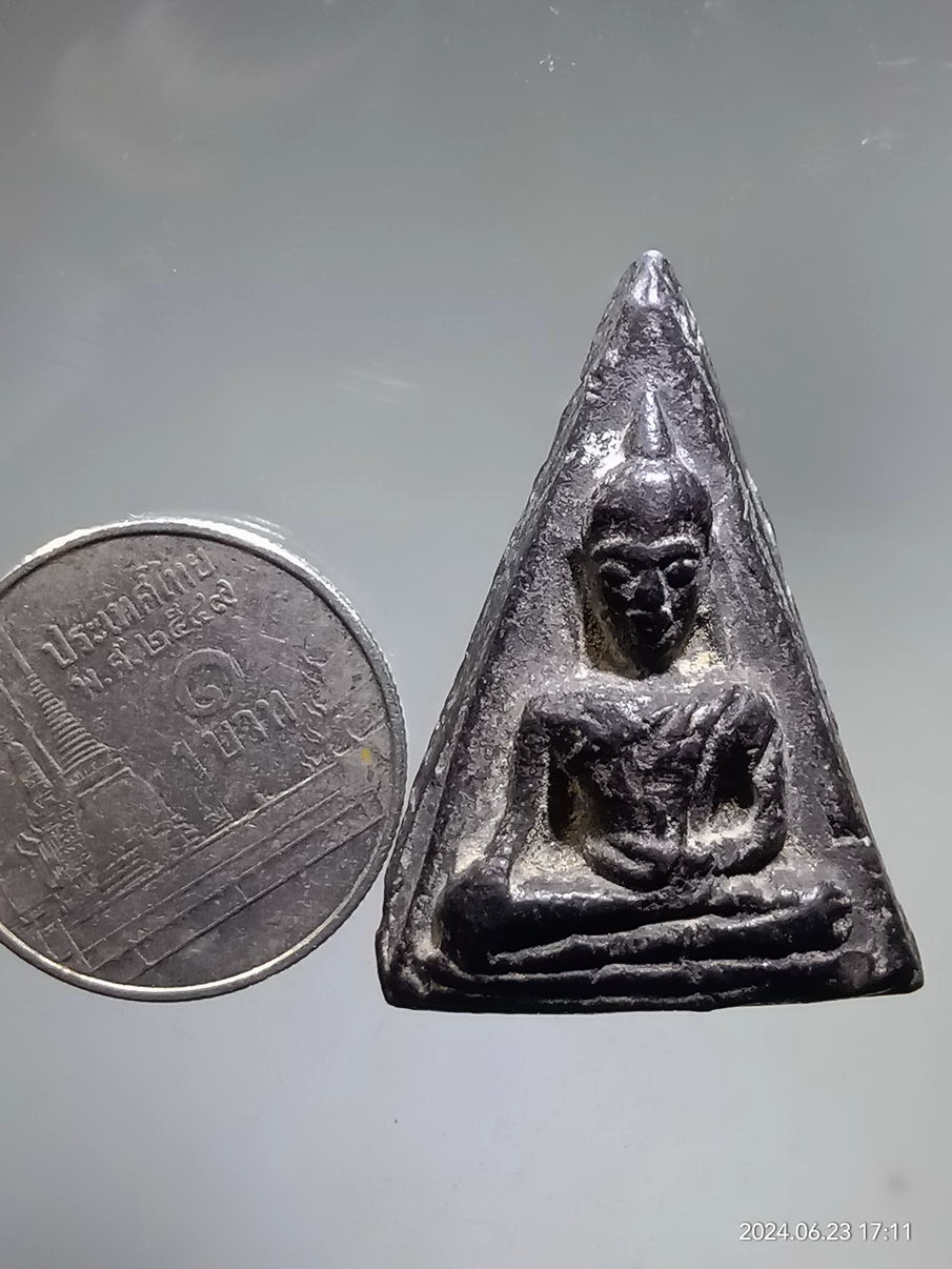 รหัสสินค้า พระเนื้อดิน เนื้อผง เนื้อว่าน 316 พระนางพญา เนื้อดินเผา หลังอุ หลวงพ่อจง วัดหน้าต่างนอก จังหวัดอยุธยา สร้างปี 2485 มีหน้า มีตา มีปากติด ให้เห็น สภาพสวยขนาดนี้ หายากครับ