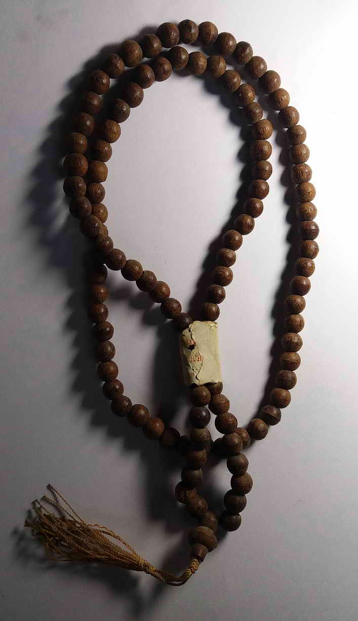 รหัสสินค้า เครื่องราง ล็อตเก็ต ภาพถ่าย 021 สร้อยประคำกันไฟ หลวงพ่ออุตตมะ วัดวังก์วิเวการาม จังหวัดกาญจนบุรี สร้อยประคำรายการนี้ให้เช่าบูชาแล้ว ไม่เคยใช้ สภาพสวย ขนาด 108 เม็ด