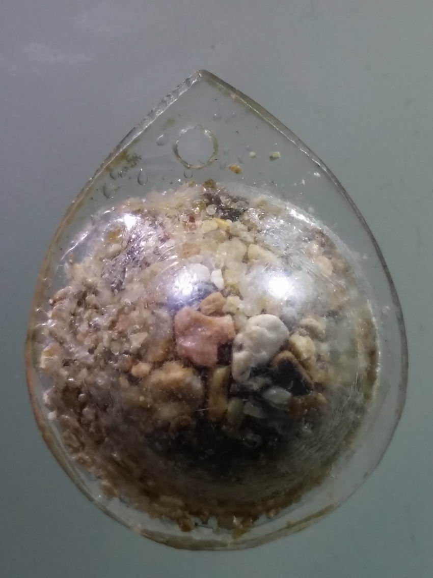 antig FB 351 เม็ดพระธาตุ เลี่ยมพลาสติกเก่า มาแต่เดิม (ผมเองไม่ทราบว่าใช่เม็ดพระธาตุ หรือเปล่านะครับ เจ้าของเดิมบอกแบบนั้น) ส่วนตัวผมเองดูคล้าย กรวด ทราย ลองพิจารณาดูครับ ไม่แพง พระรายการนี้ให้เช่าบูชาแล้ว