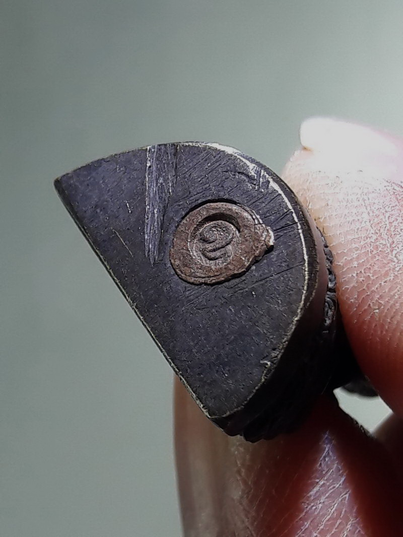 Antig FB 12876 รูปหล่อพระพุทธปางดีดน้ำมนต์ หลวงพ่อคง วัดเขาสมโภชน์ จังหวัดลพบุรี รศ 209 สร้างปี 2534 ใต้ฐานบรรจุกริ่ง