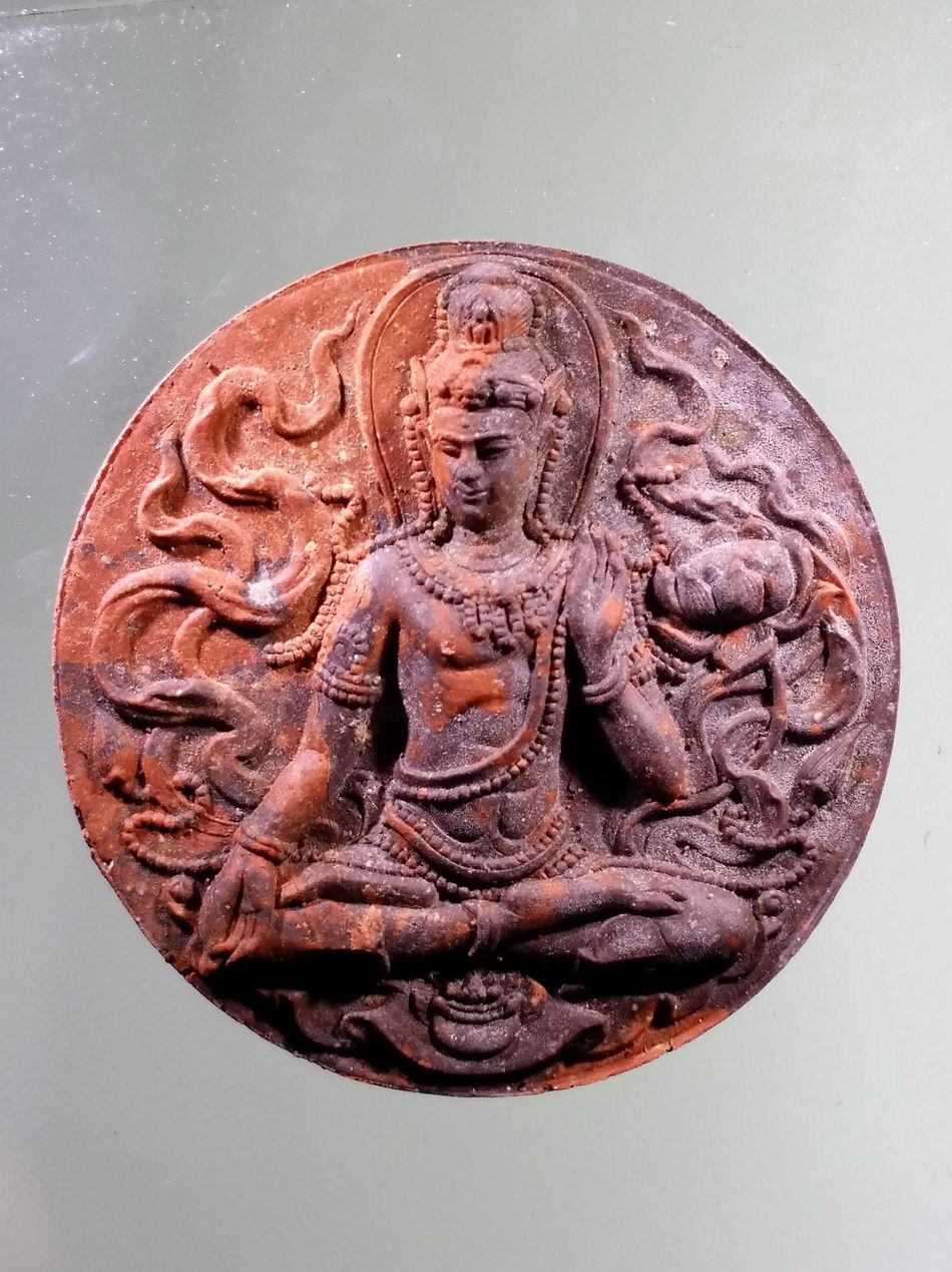 รหัสสินค้า จตุคามรามเทพ 964 พระเทวราชโพธิสัตว์จตุคามรามเทพ รุ่นมหาจักรพรรดิศรีวิชัยสุวรรณภูมิ เนื้อก้นครก แดง หมายเลข ๑๒๒๒