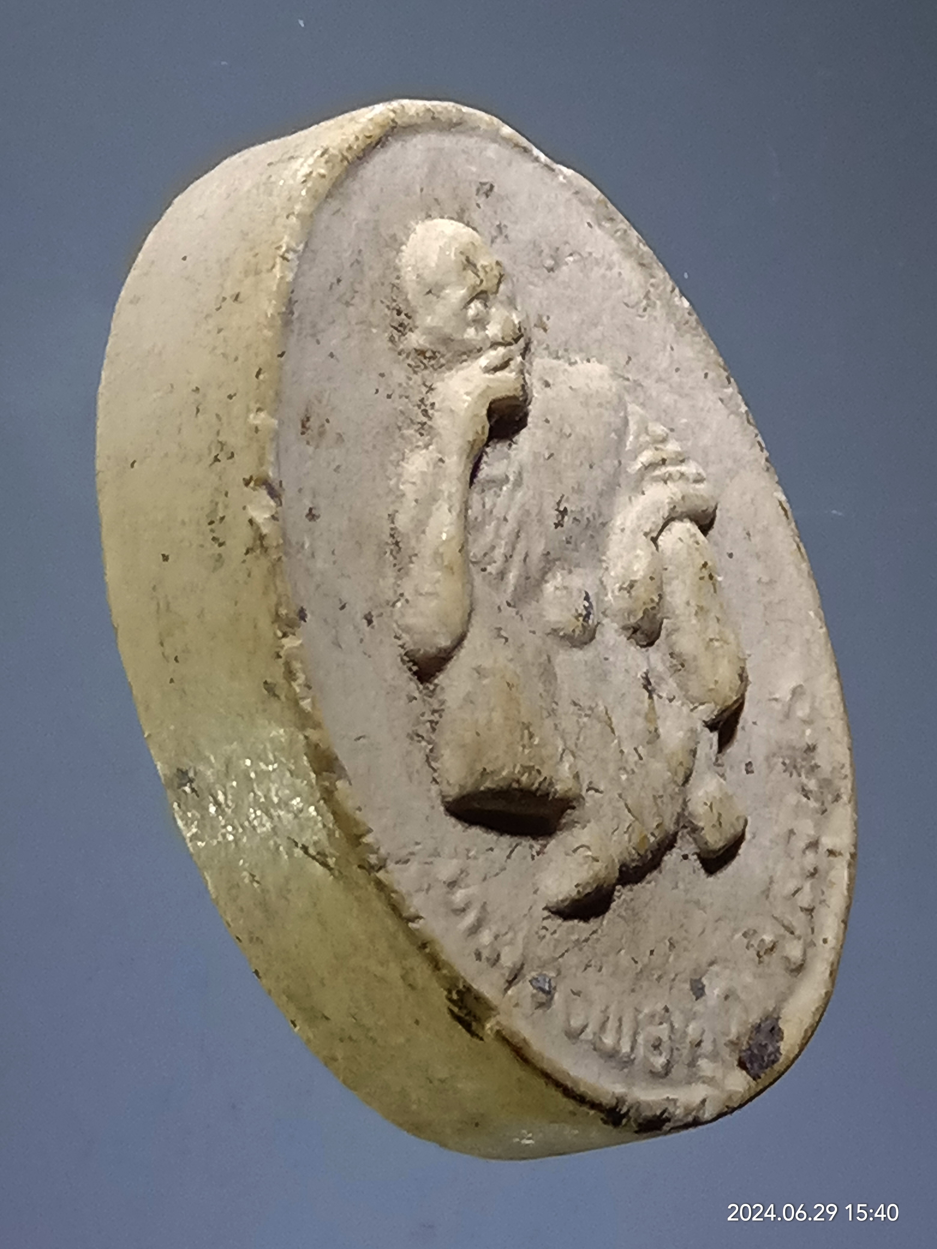 รหัสสินค้า พระเนื้อดิน เนื้อผง เนื้อว่าน 456 พระผง รูปเหมือนนั่งเอกลักษณ์ หลวงพ่อคูณ วัดบ้านไร่ อำเภอด่านขุนทด จังหวัดนครราชสีมา ไม่ทราบปีที่สร้าง