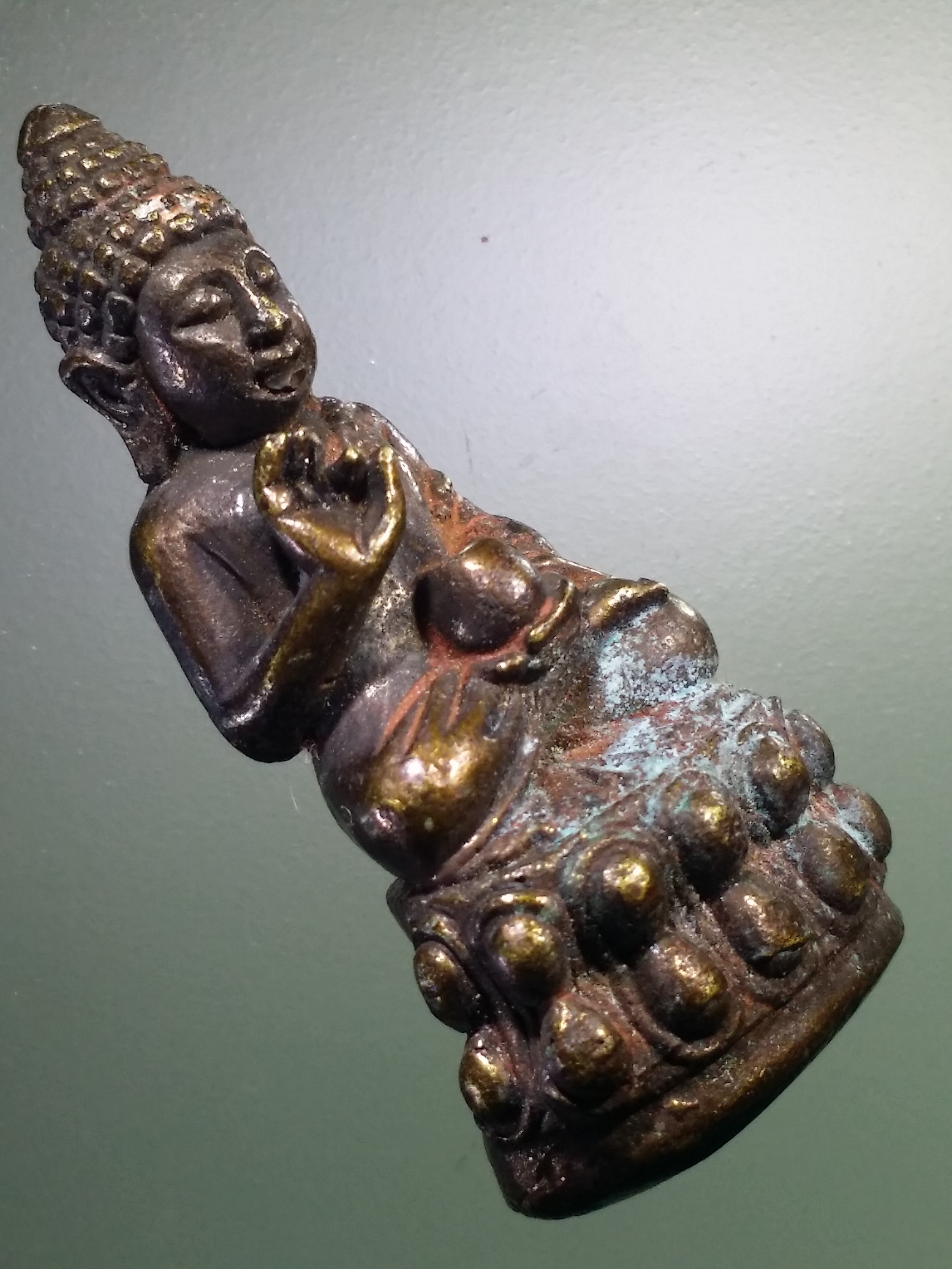 antig FB 952 พระกริ่งประทานพร หรือหม้อน้ำมนต์ไม่ทราบที่ ด้านหลังตอกโค๊ต ส. กริ่งเขย่าดังครับ พระรายการนี้ให้เช่าบูชาแล้ว