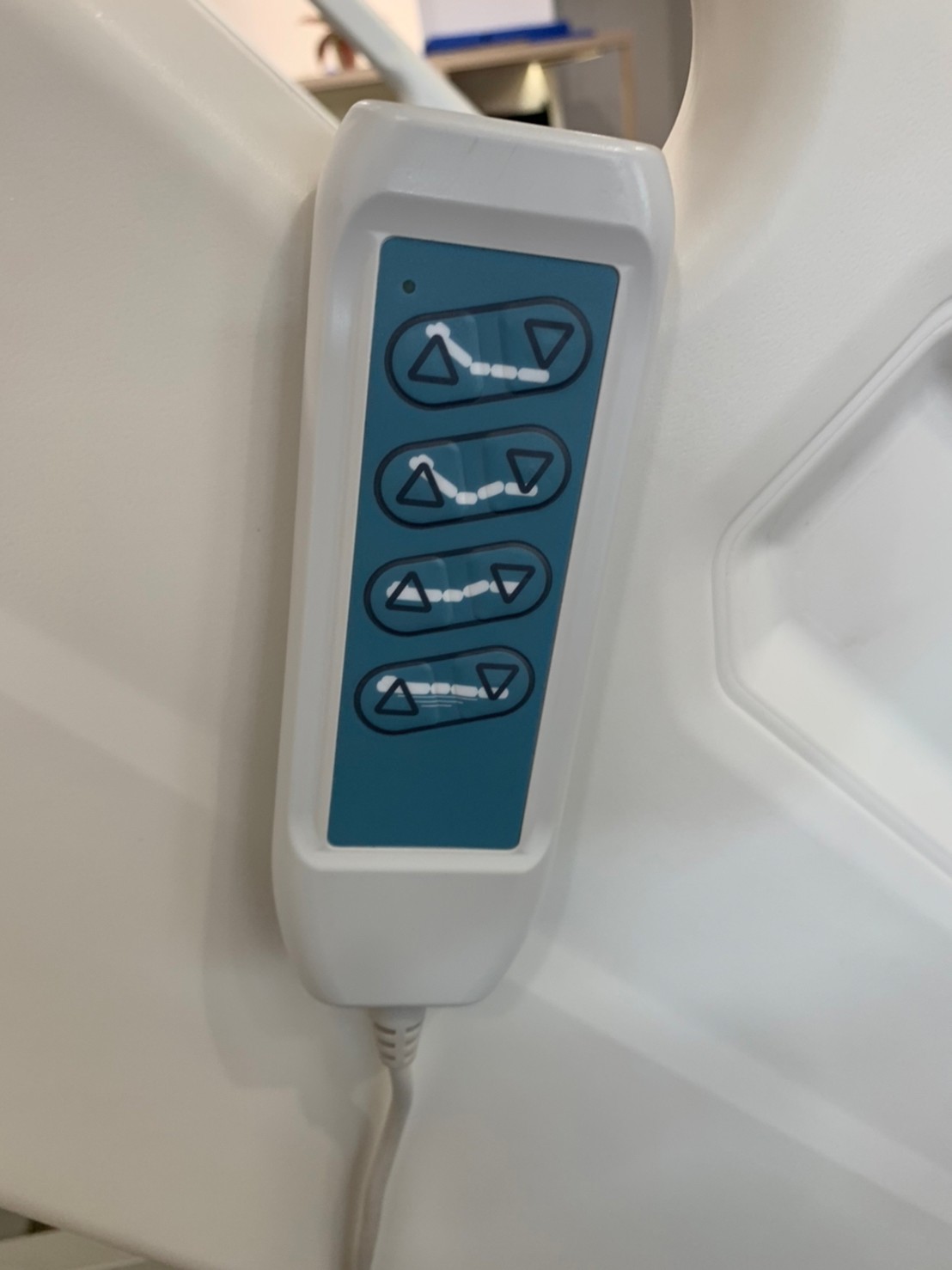 เตียงผู้ป่วยปรับไฟฟ้า 4 ฟังก์ชั่น (ราวปีกนก) มีแบตเตอรี่สำรองไฟฟ้าในตัว + แถมพิเศษ ฟูกที่นอน 4 ตอน + ชุดผ้าปูที่นอน ปลอกหมอน + ผ้ายางกันเปื้อน