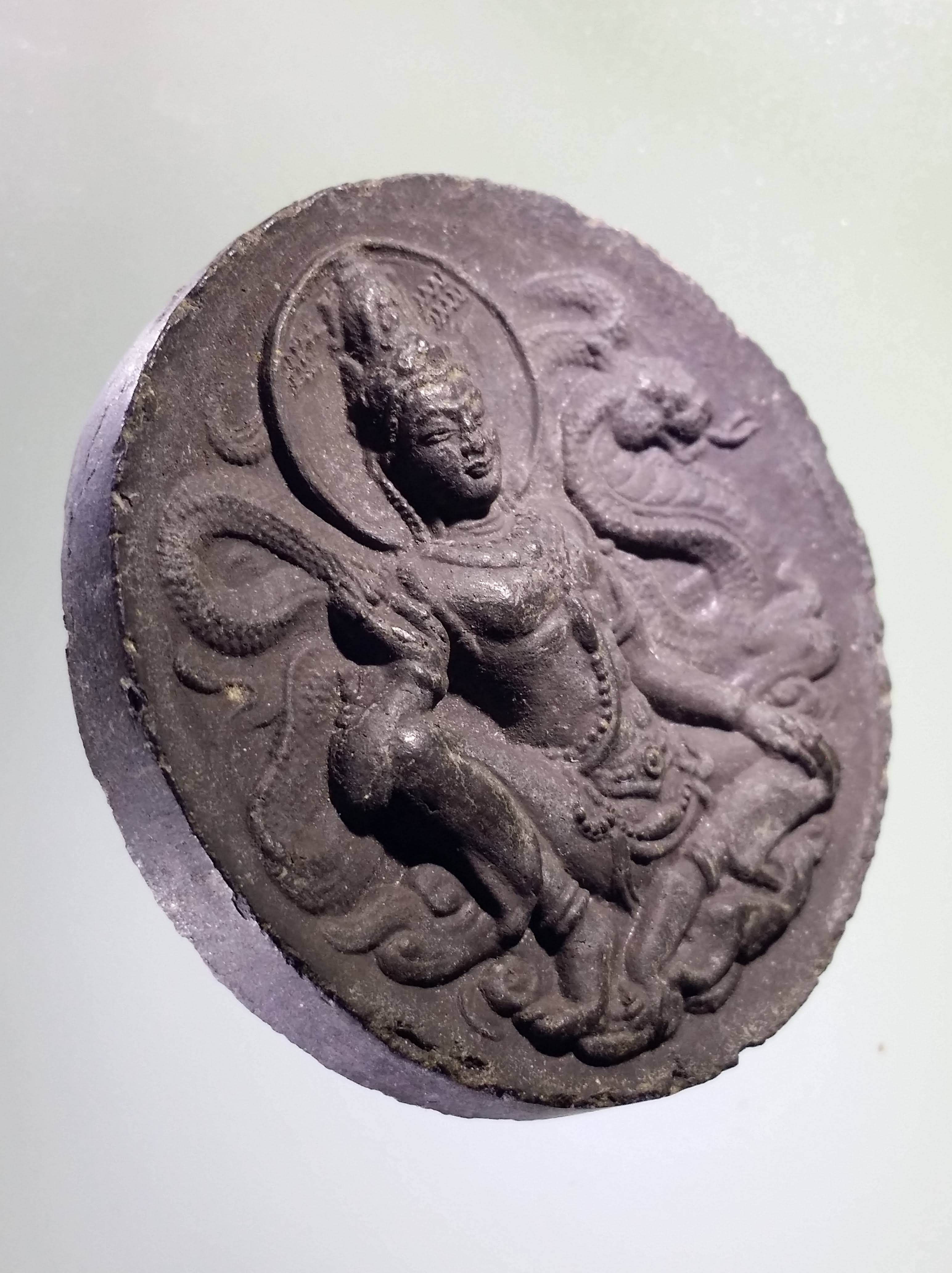 รหัสสินค้า จตุคามรามเทพ 478 จตุคามรามเทพด้าน หลังเขียนว่า มเหศวรเภทวงษ์ ไม่ทราบวัดที่สร้าง