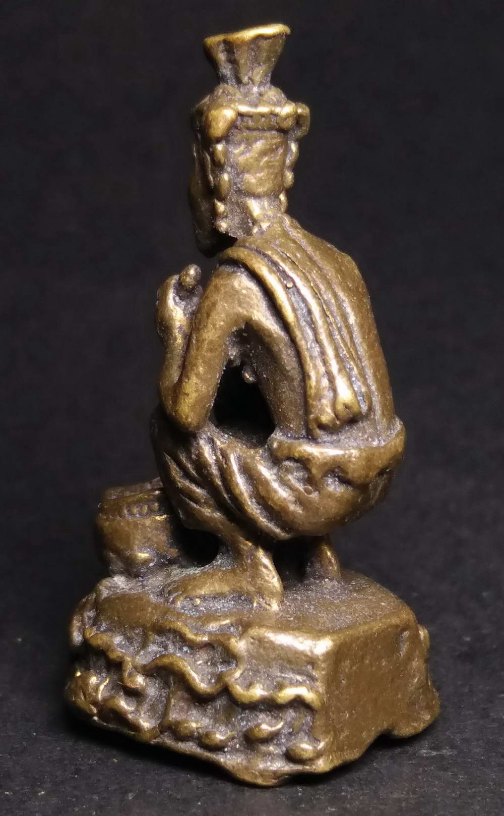 รหัสสินค้า พระกริ่ง พระหล่อ 117 รูปหล่อพระฤาษีนั่งบดยา เนื้อทองผสม เทช่อ หล่อก้นถ้วย ไม่ทราบสำนัก