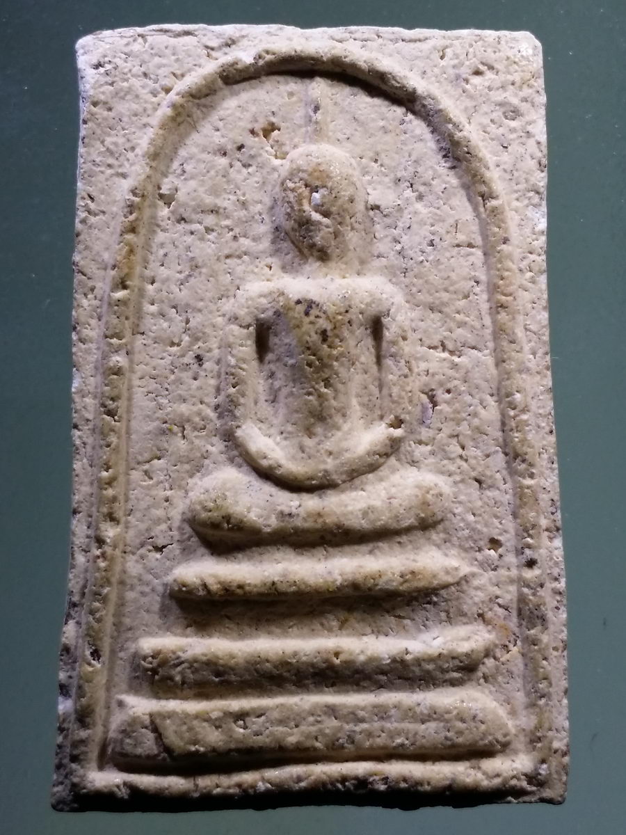 รหัสสินค้า พระเนื้อดิน เนื้อผง เนื้อว่าน 8863 พระสมเด็จเนื้อผง หลังฉัตร ๑๙ ( หมายถึงสมเด็จพระสังฆราชองค์ที่ 19 แห่งกรุงรัตนโกสินทร์)