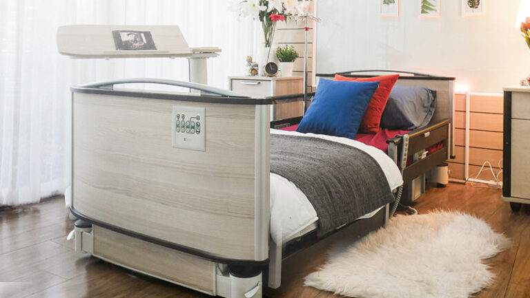 ชุดเตียงผู้ป่วยปรับไฟฟ้า FLOORE มีไฟใต้เตียง และแบตเตอรี่สำรองไฟ ราวกั้นเตียงแบบ ModuFlex แบ่งเป็นสองตอนแบบเต็มเตียง (ปรับเตียงต่ำสุด 23 cm.) + พร้อมที่นอนเพื่อสุขภาพ MEMORY FOAM + ชุดผ้าปูที่นอน + ผ้ายางรองกันเปื้อน