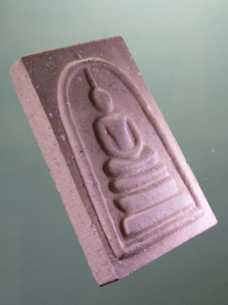 รหัสสินค้า พระมีกล่อง 054 พระสมเด็จไก่แก้ว รุ่นเสาร์ 5 ราชาโชค หลวงพ่อเณร ญาณวินโย วัดทุ่งเศรษฐี ราม 2 กรุงเทพฯ พระสวยกล่องเดิม