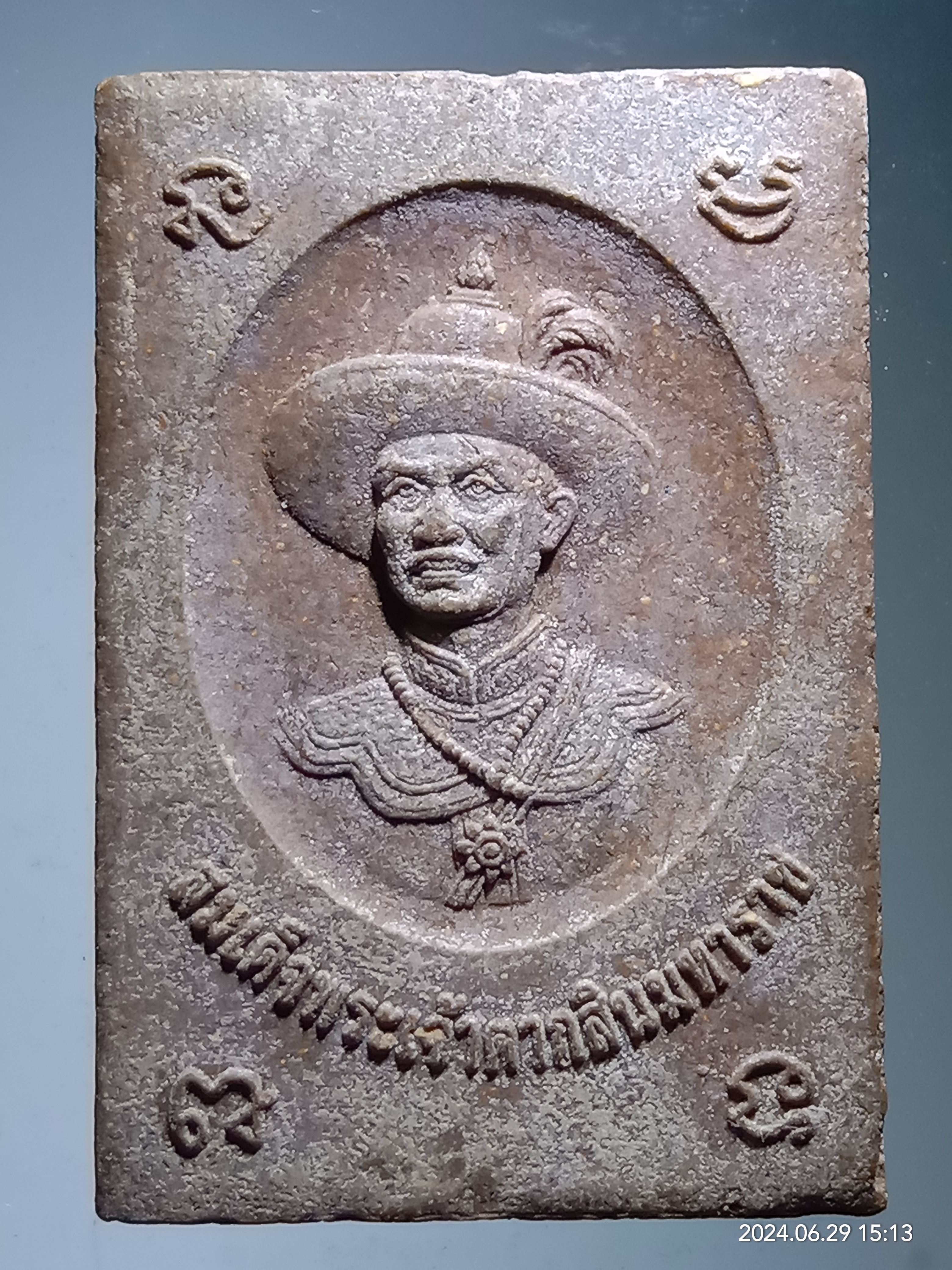 รหัสสินค้า พระเนื้อดิน เนื้อผง เนื้อว่าน 355 พระพุทธเนื้อผง ปางประทานพร หลังสมเด็จพระเจ้าตากสินมหาราช ไม่ทราบที่ ขนาดเมื่อเทียบกับเหรียญบาท