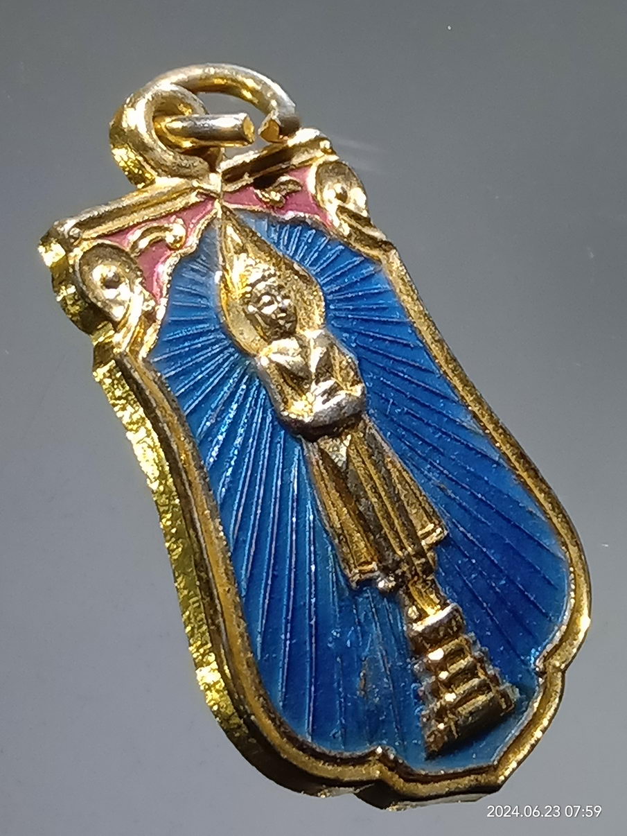 รหัสสินค้า เหรียญพระพุทธ 055 เหรียญเสมาเล็ก กะไหล่ทองลงยา หลวงพ่อบ้านแหลม วัดเพชรสมุทรวรวิหาร สร้างปี 2524 ที่ระลึกเสด็จยกช่อฟ้าพระอุโบสถ