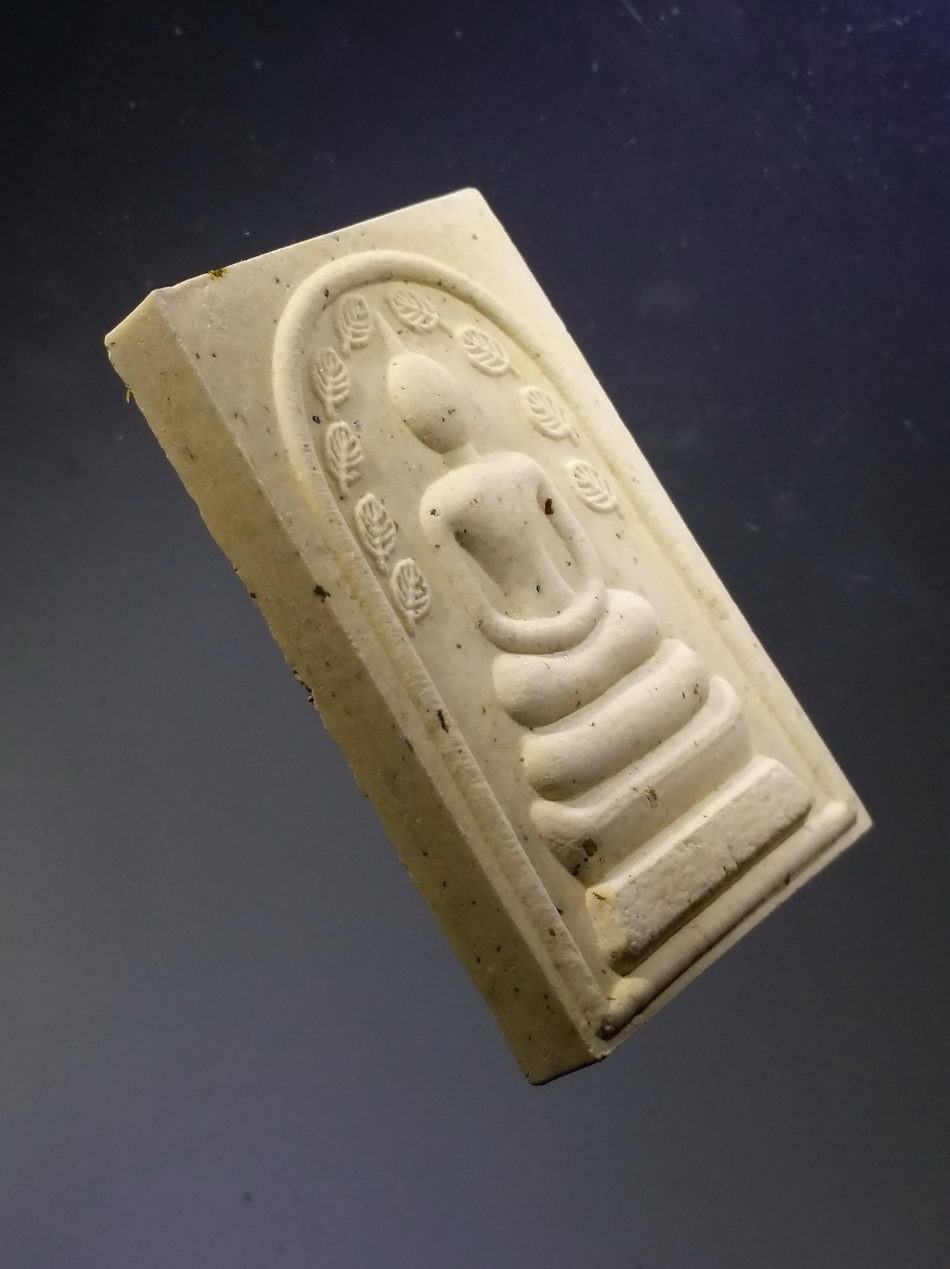 รหัสสินค้า พระมีกล่อง 3757 พระสมเด็จใบสมอ หลวงพ่อกวย ออกวัดหนองตาแก้ว สร้างปี 2566 ผสมผงเก่ามวลสาร หลวงพ่อกวย วัดโฆสิตาราม จังหวัดชัยนาท พระรายการนี้ให้เช่าบูชาแล้ว