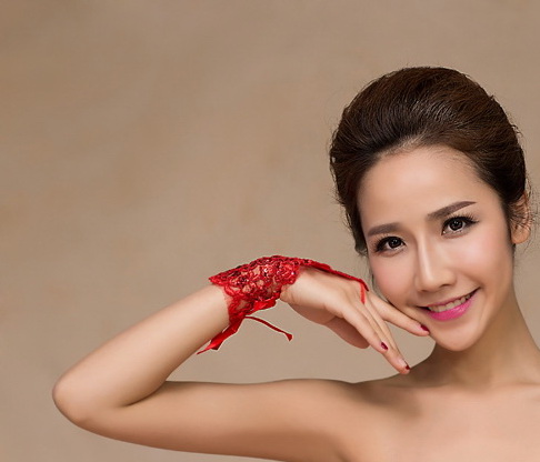 GL1128- ถุงมือเด็กออกงานสีแดง และ สีขาว ปรับขนาดให้เข้ากับรอบข้อมือ ได้ใช้ได้ตั้งแต่ 7ขวบขึ้นไปถึงคนโตหรือผู้ใหญ่