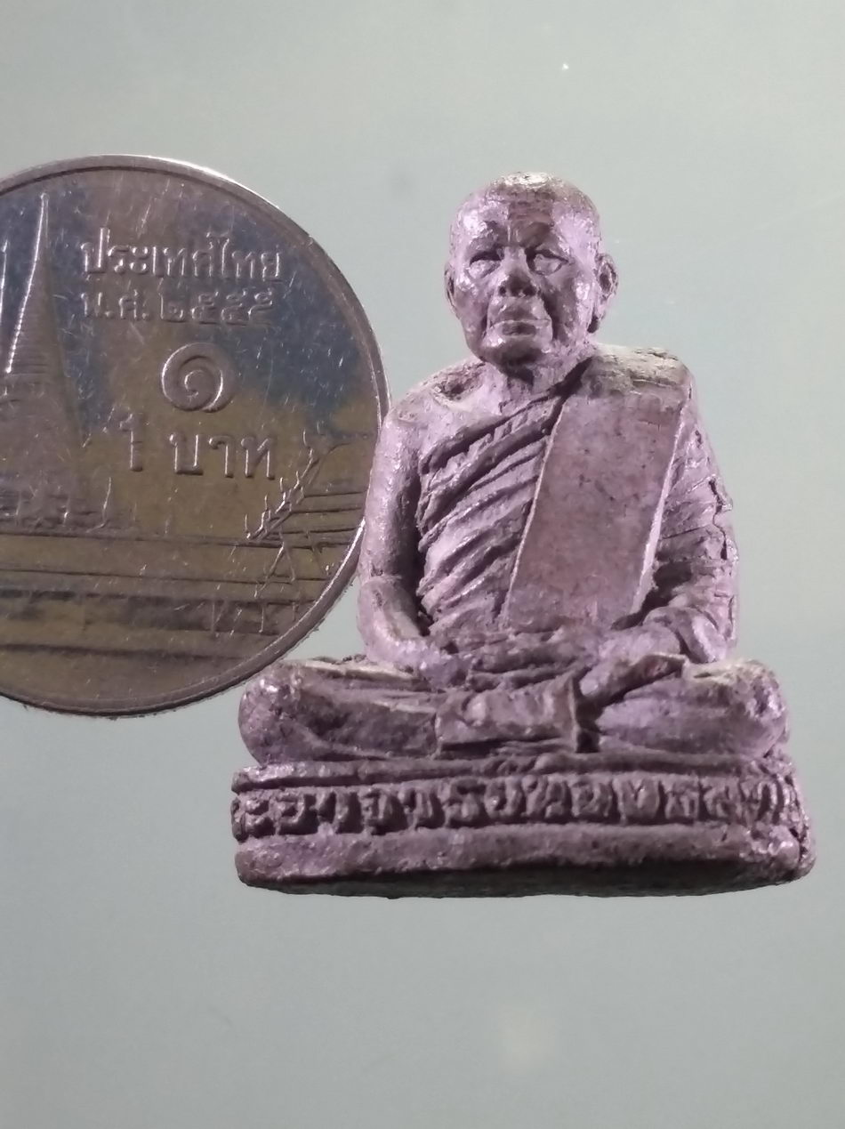 รหัสสินค้า พระเนื้อดิน เนื้อผง เนื้อว่าน 164 รูปหล่อลอยองค์ ผสมผงเก่าหลวงปู่ทวด พระอาจารย์นอง วัดทรายขาว จังหวัดปัตตานี ใต้ฐานมีรู สำหรับงัดออกจากแม่พิมพ์ กดโค้ดด้านหลัง ขนาดเทียบกับเหรียญบาท หายากสร้างน้อย ไม่ค่อยพบเจอ