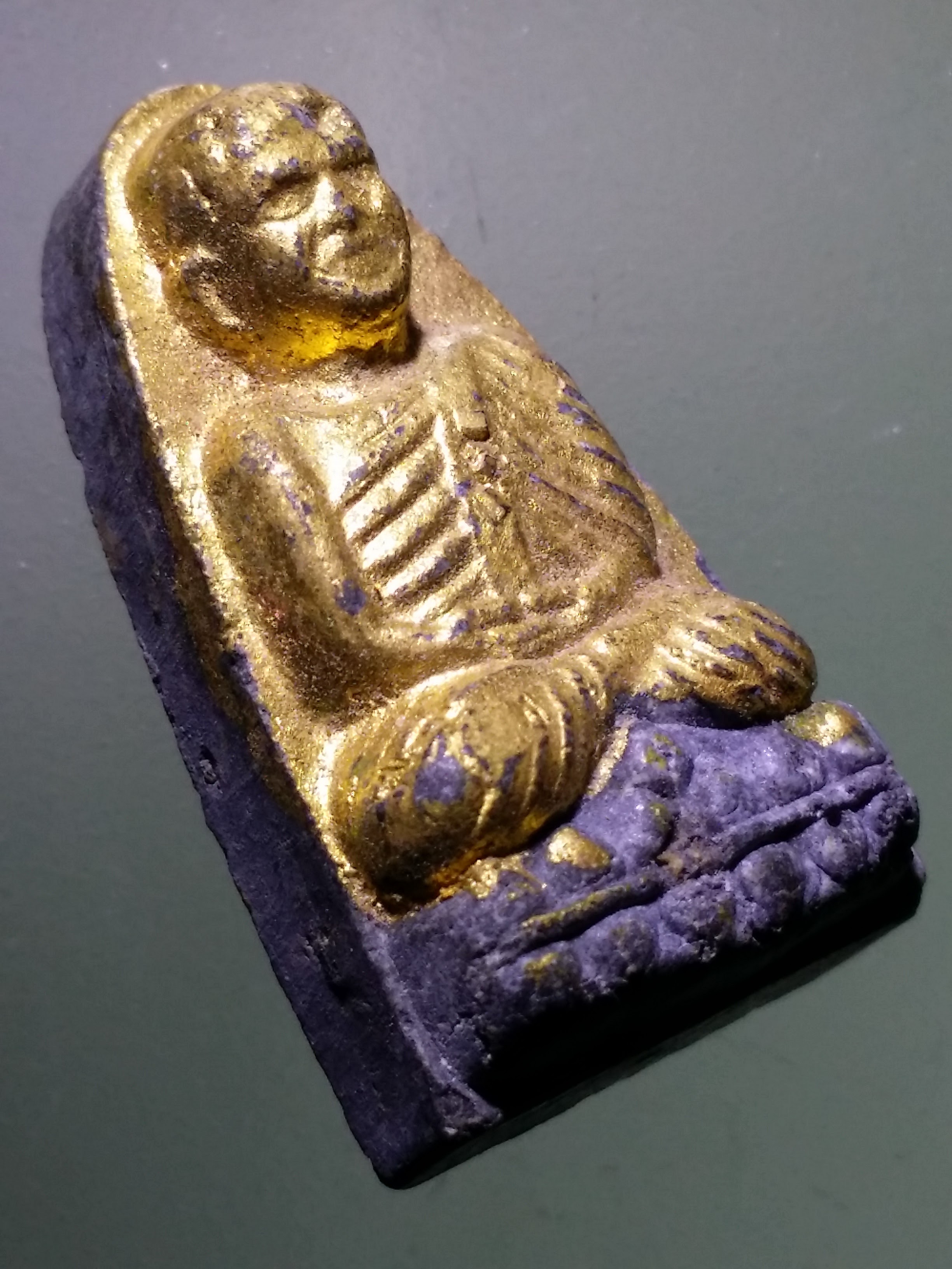 รหัสสินค้า หลวงปู่ทวด วัดต่างๆ 580 หลวงปู่ทวด เนื้อผงปิดทองคำเปลว หลังธรรมจักร และรอยพระพุทธบาท ฝังแร่มวลสาร ไม่ทราบที่