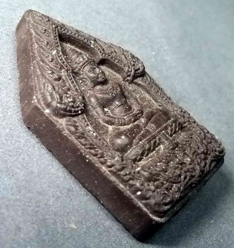 รหัสสินค้า สุรินทร์ 001 พระผงพิมพ์พระพุทธทรงเครื่องจักรพรรดิ พระอาจารย์โบรี วัดสว่างโสภณ (สว่างไสว) ตำบลตานี อำเภอปราสาท จังหวัดสุรินทร์