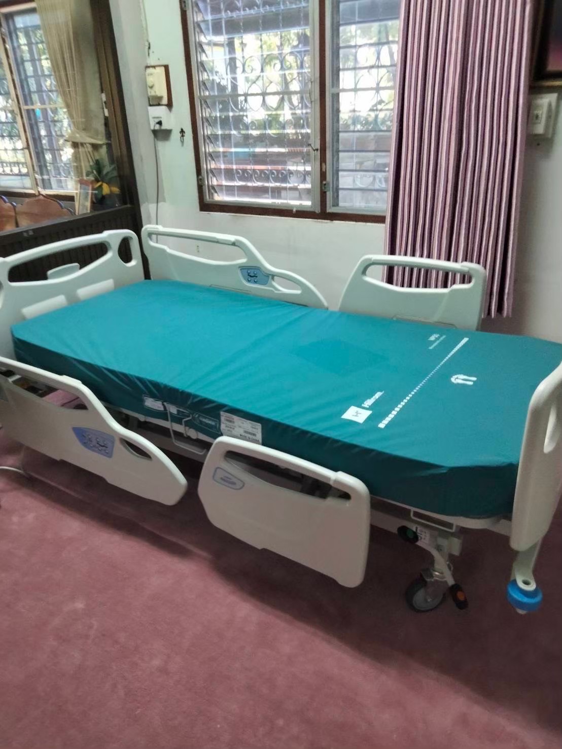 ชุดสุดคุ้ม E เตียงผู้ป่วยปรับระดับไฟฟ้า 5 ฟังก์ชั่น Hill-Rom รุ่น Centuris Type C แบบราวกั้นปีกนกยาว + ฟูก Hill-Rom NP50 แบรนด์จากประเทศสหรัฐอเมริกา + แถมพิเศษ หมอน + ผ้าปูที่นอน + ผ้ายาง + เก้าอี้นั่งอาบน้ำ + ไม้เท้า รับประกัน 1 ปี (รุ่นขายดี)