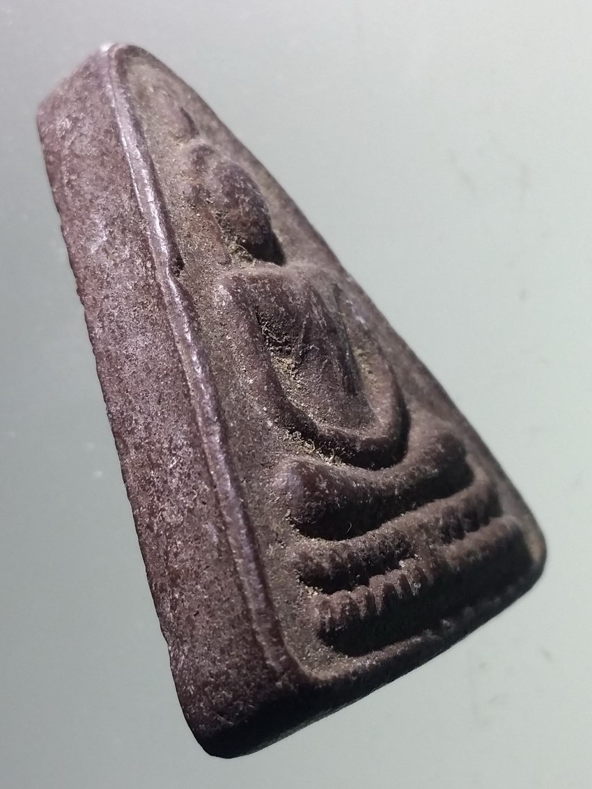 รหัสสินค้า พระไม่ทราบที่ 570 พระพุทธเนื้อผงสีน้ำตาล ปางสมาธิ หลังยันต์ดวง ไม่ทราบที่