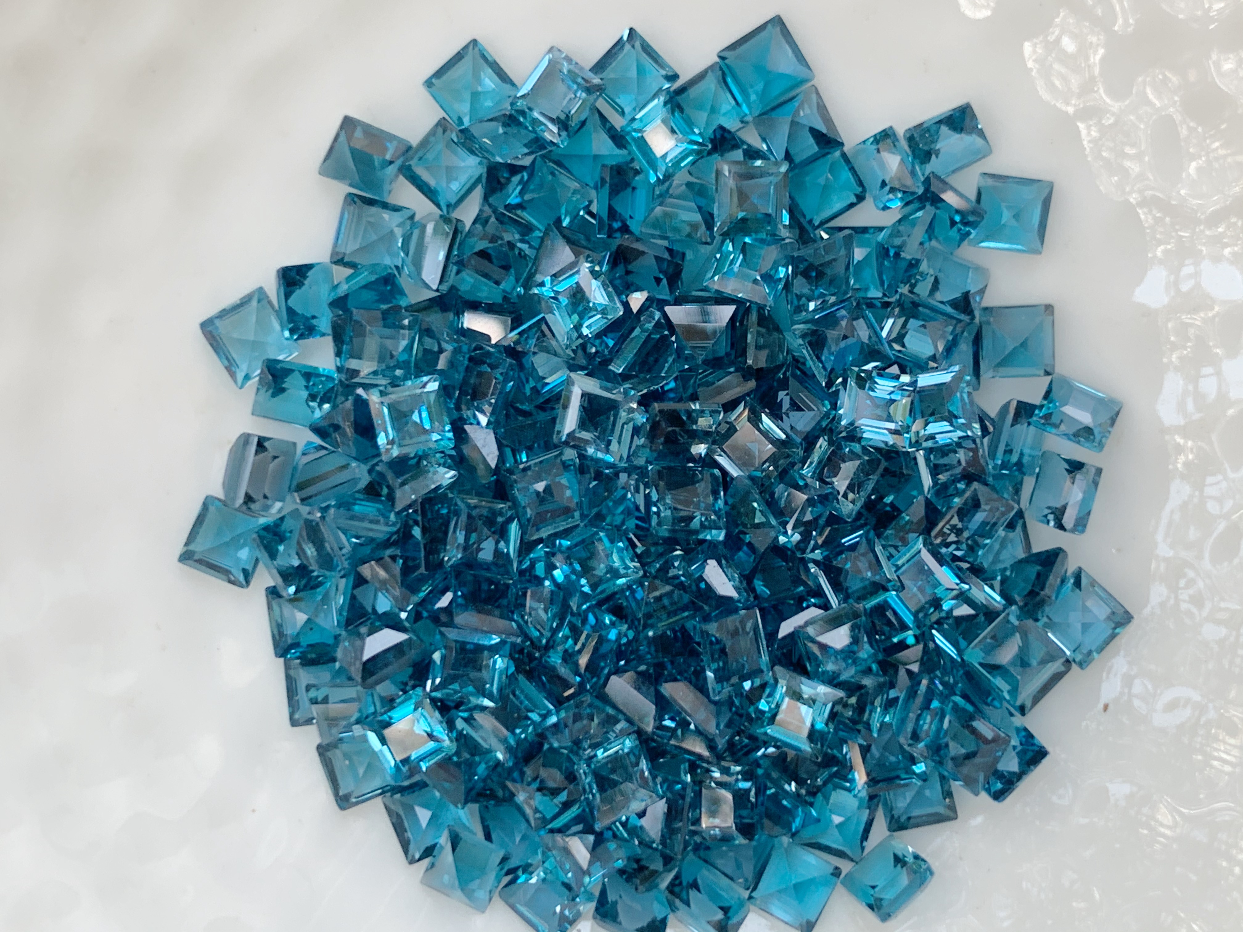 ลอนดอนบลูโทปาสสี่เหลี่ยม 3x3 mm. 5 กะรัต