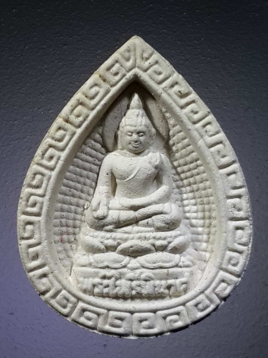 รหัสสินค้า พระมีกล่อง 335 พระผงหยดน้ำขอบลายจีน พระไพรีพินาศ วัดบวรนิเวศวิหาร กรุงเทพฯ